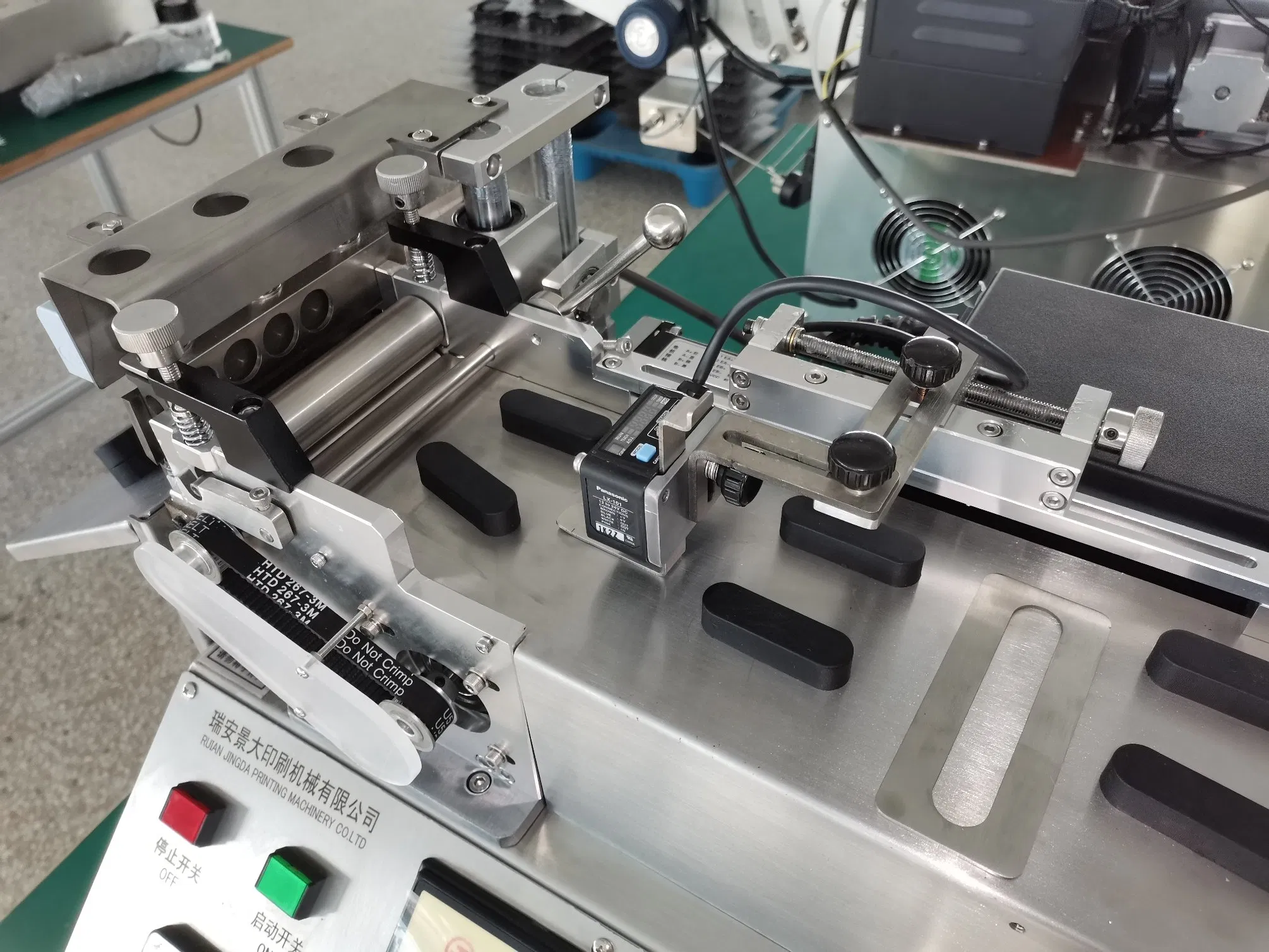 Jq-3010 Jingda High Speed Clod Knife Garment Wash Care Label Cutting Machine for Polyester Satin Ribbon, Cotton Tape, Nylon Taffeta and Paper