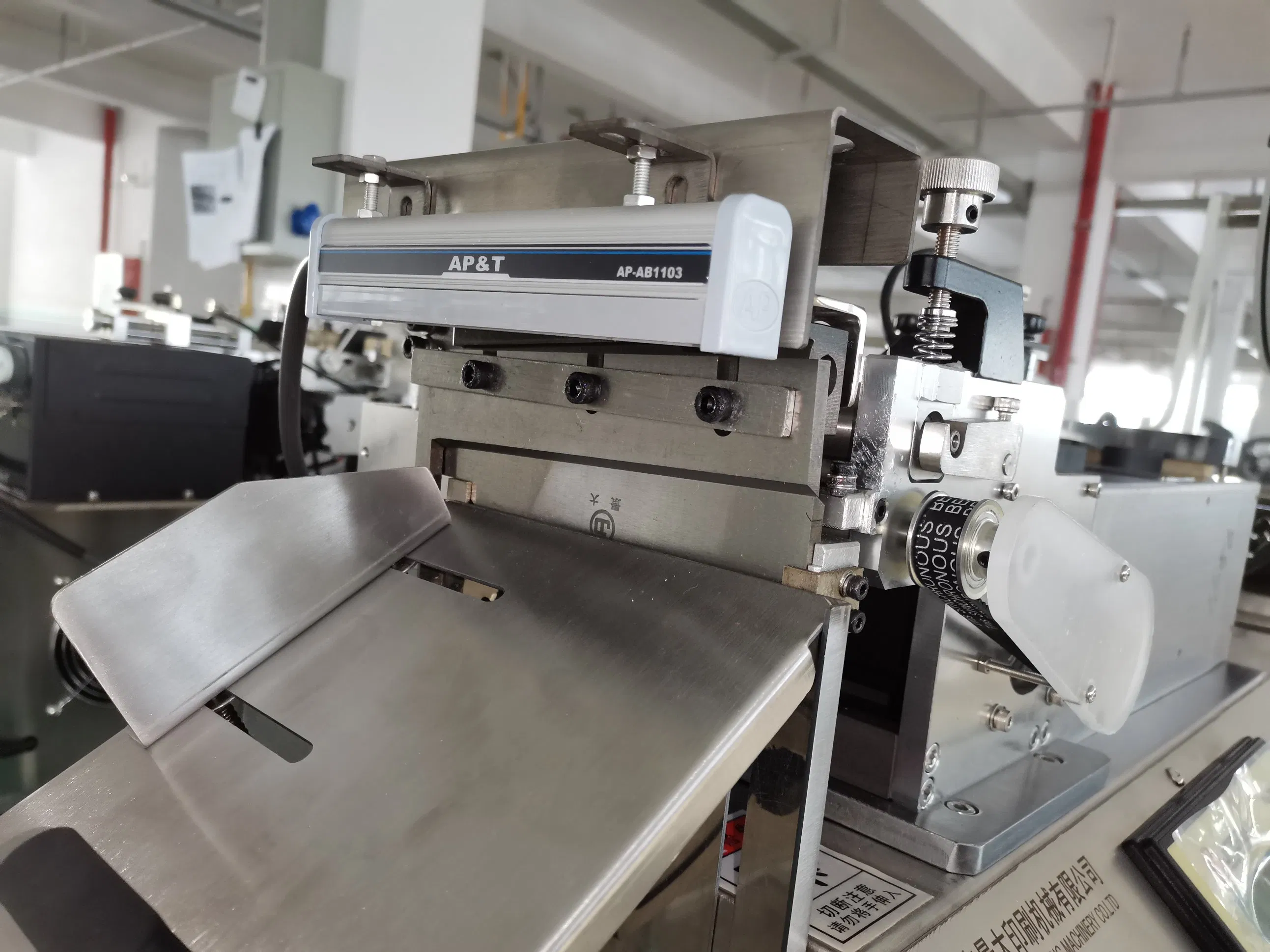 Jq-3010 Jingda High Speed Clod Knife Garment Wash Care Label Cutting Machine for Polyester Satin Ribbon, Cotton Tape, Nylon Taffeta and Paper
