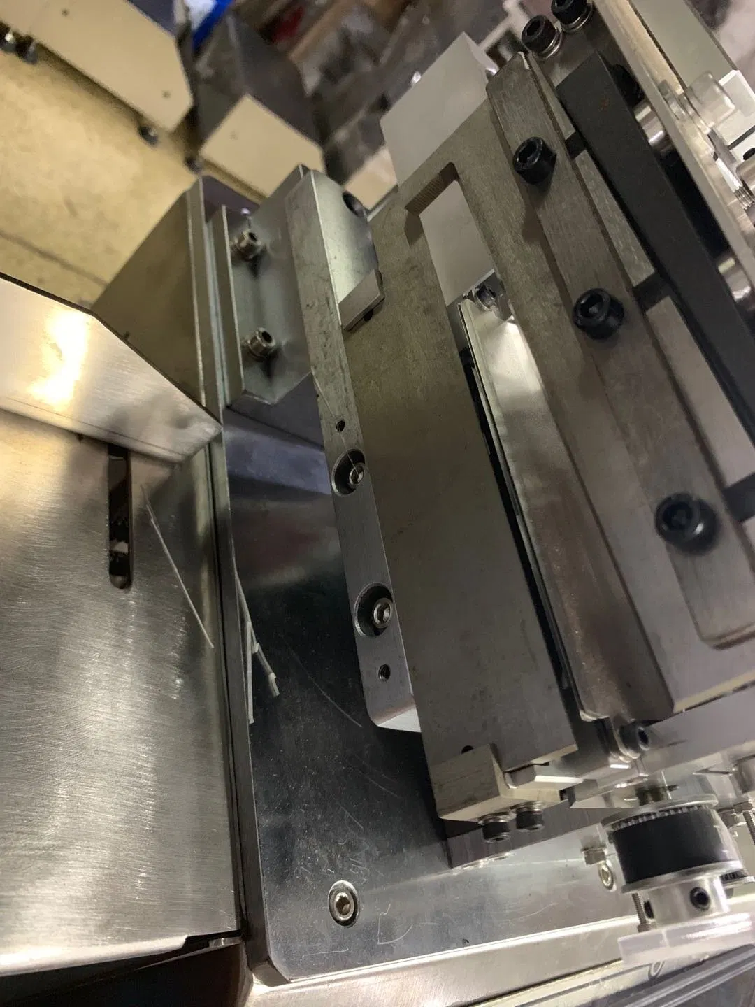 Jingda High Speed Small Size Desktop Hot and Cold Label Cutting Machine for Garment Care Label Tag Polyester Satin Ribbon, Nylon Taffeta and Cotton Tape Jq3012