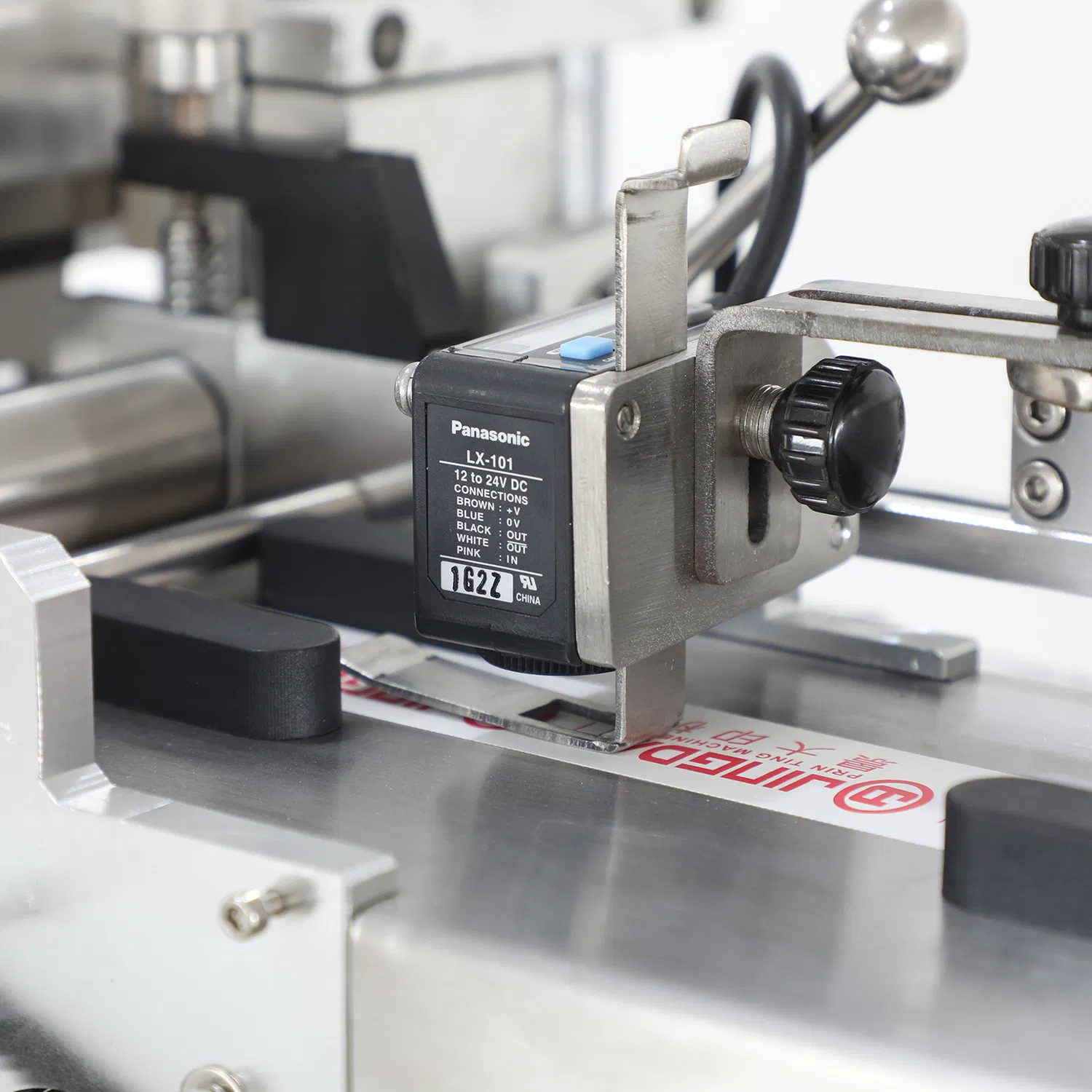 Jq-3010b Jingda Cold Knife Garment Wash Care Label Cutting Machine with Stacker for Nylon Taffeta, Cotton Tape and Paper