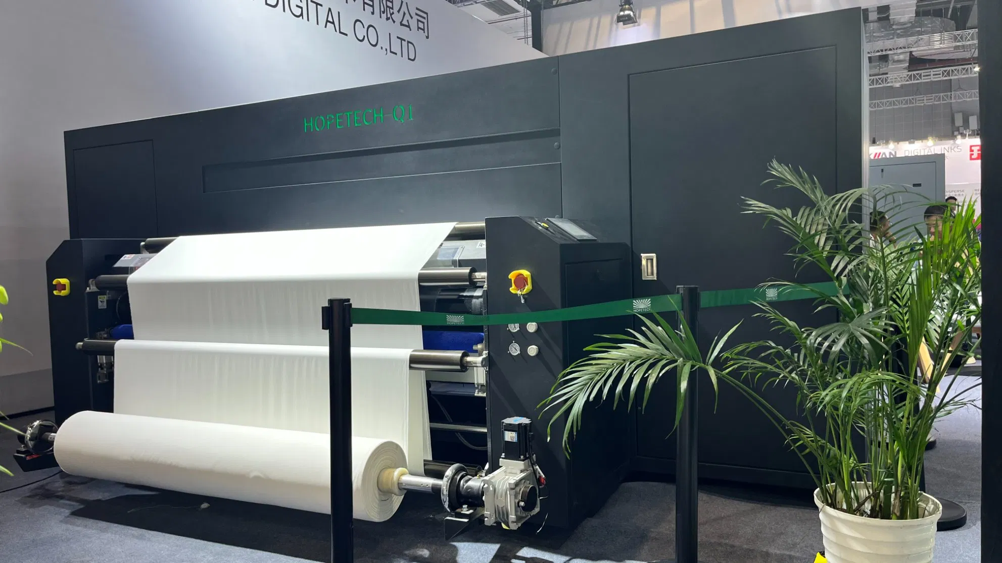 Advanced Custom Apparel Digital T-Shirt Printing Machine for Professionals