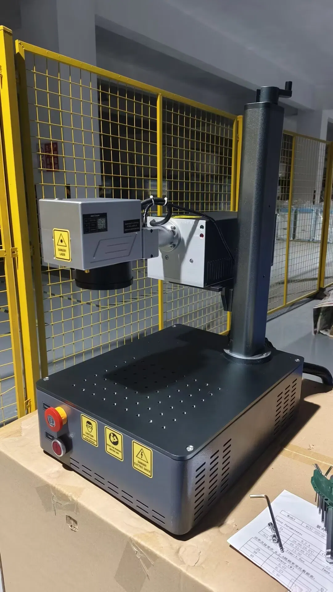 Small Business 17kg Mini UV Laser Printing Machine with 150*150mm D80 Rotatory Auto Focus 5W UV Marker