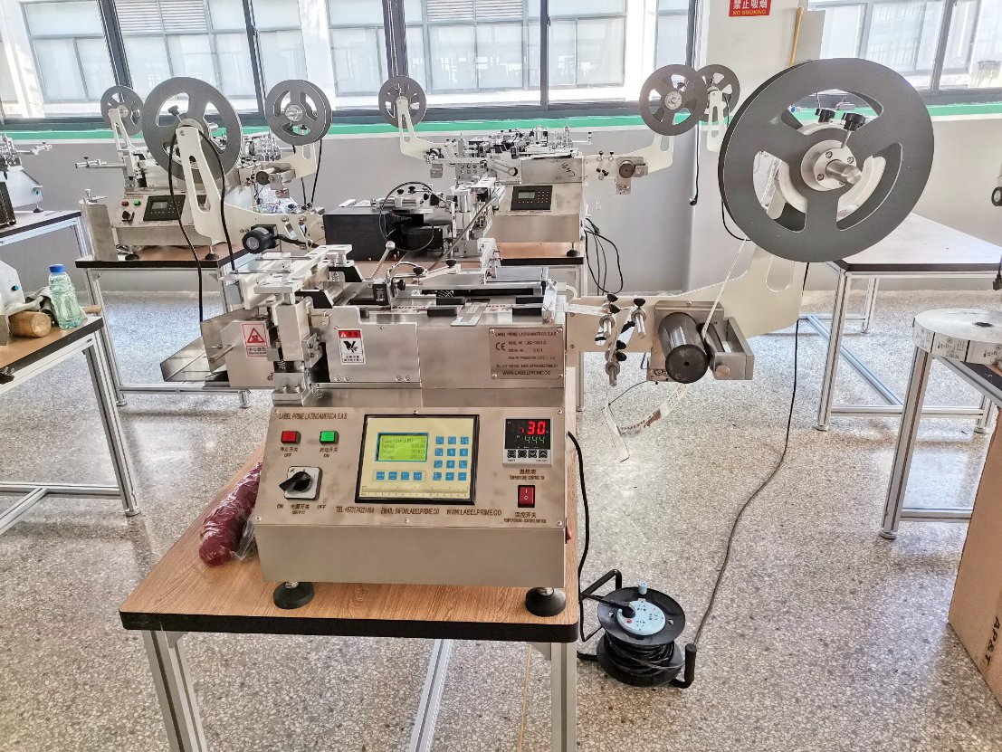 Jq-3012 Jingda Hot and Cold Knife Cloth Label Cutting Machine for Garment Wash Care Labels, Polyester Satin Ribbon, Cotton Tape, Nylon Taffeta and Paper