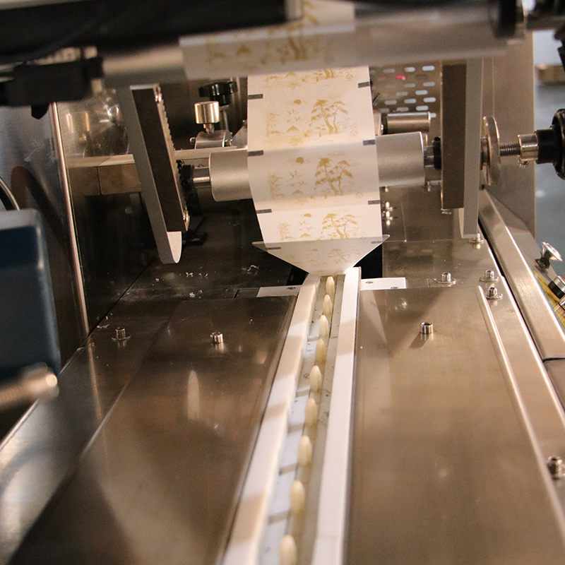 High Speed Soft Cotton Jelly Hard Candy Packing Lollipop Chocolate Peanuts Ball Horizontal Packaging Flow Wrapping Machines