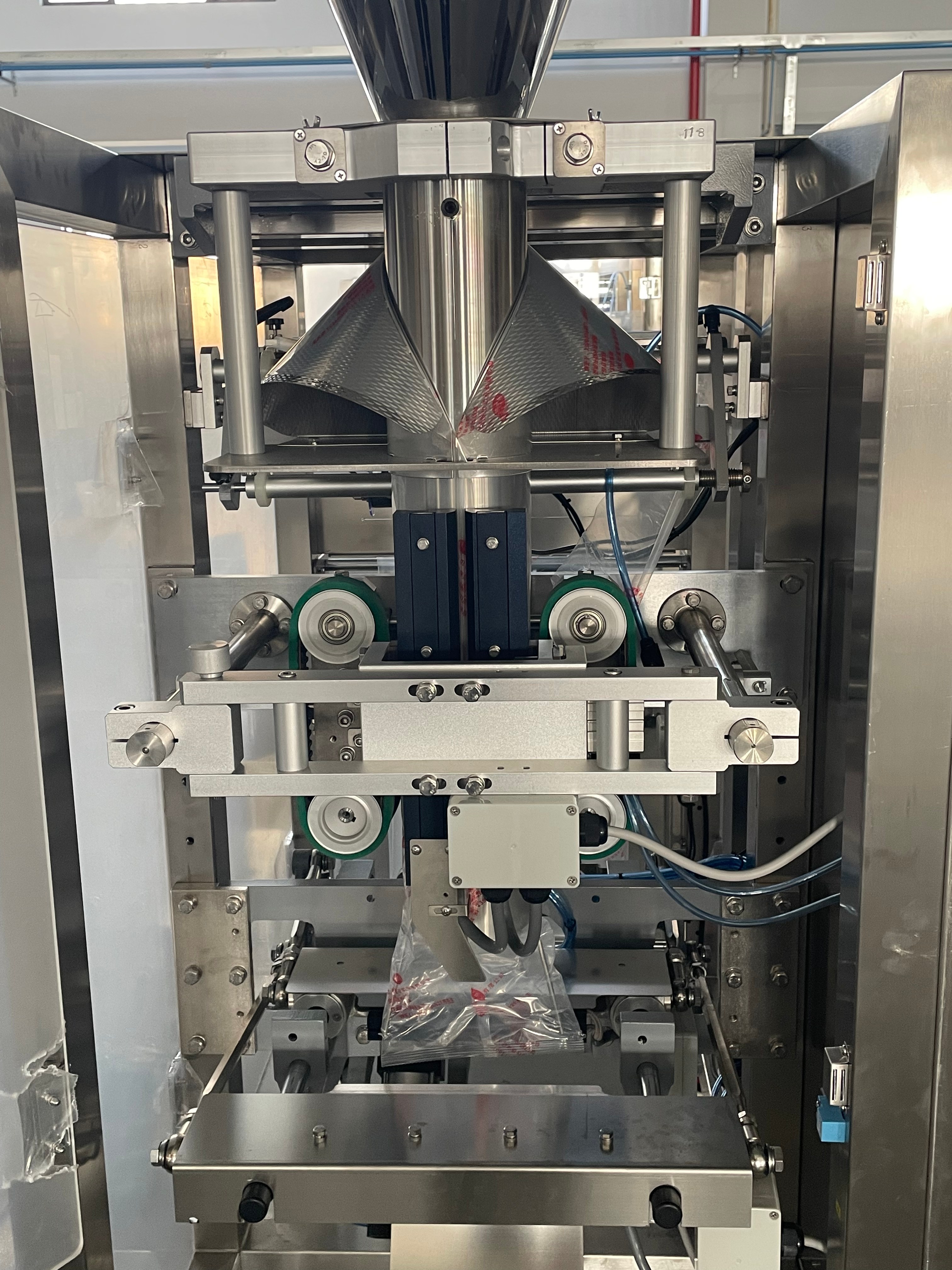Vertical Form Fill Seal Packing Machine Automatic Grain Granule Pouch Packer For Sugar Coffee Beans Food Grade