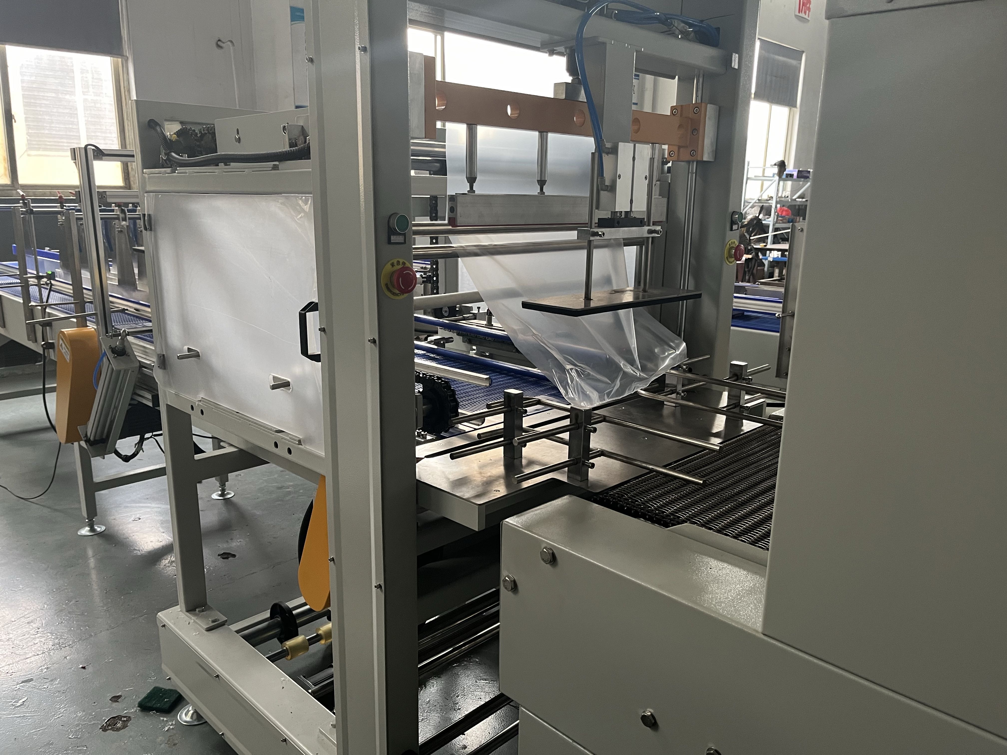 Automatic Shrink Tunnel for Mineral Bottle Heat Cutter Cans Shrinking Wrapper Machine Packaging Machine