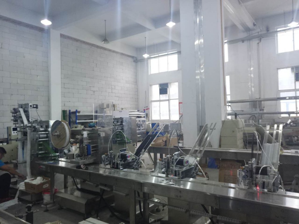 Automatic Napkin Cutlery Wrapper Factory Horizontal Flow Wet Wipe Wrap Equipment Pillow Pack Bag Facial Tissue Wrapping Machine