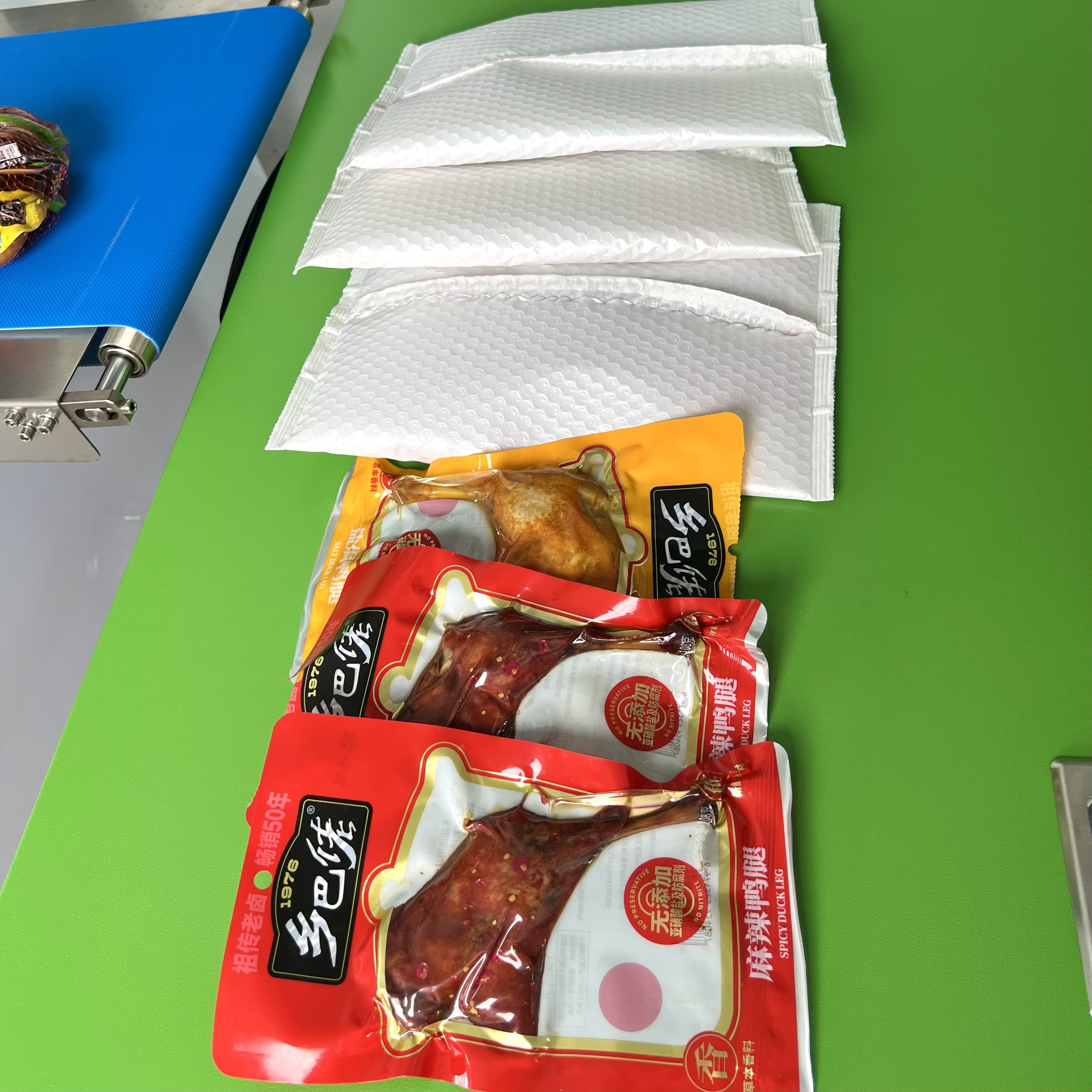 Auxiliary Semi-Automatic Digital Motor Plastic USB Cable Flow Wrapper Air Bubble Film Belt Bagging High-Speed Horizontal Packing