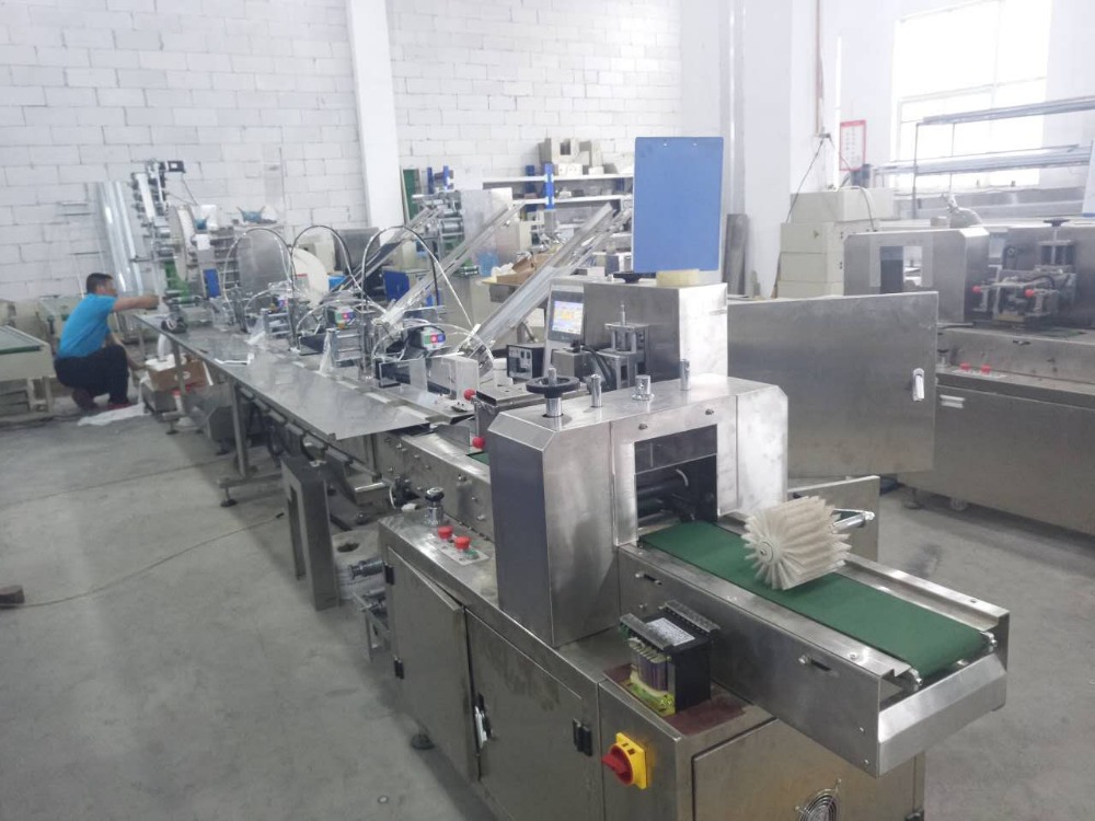 Automatic Napkin Cutlery Wrapper Factory Horizontal Flow Wet Wipe Wrap Equipment Pillow Pack Bag Facial Tissue Wrapping Machine