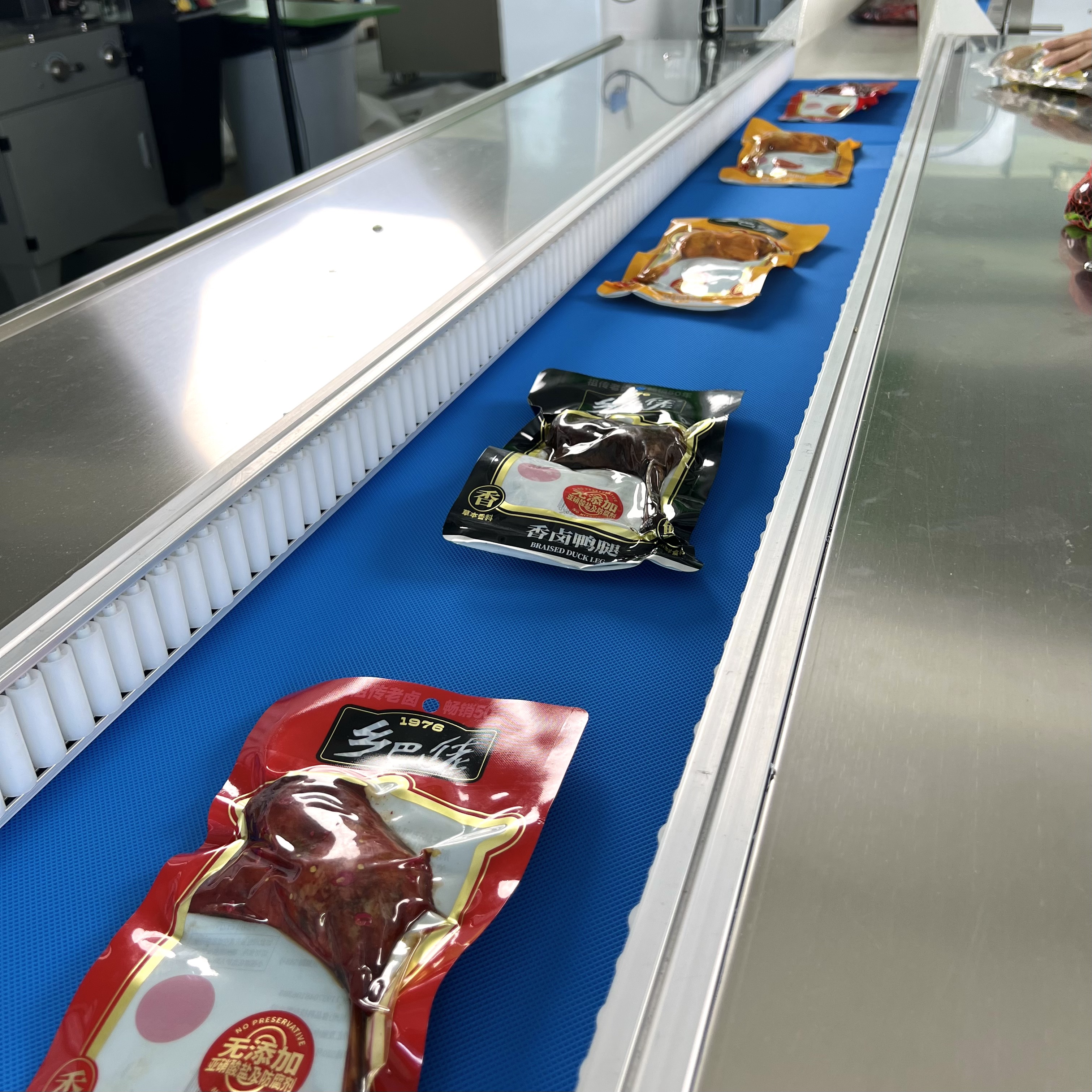 Auxiliary Semi-Automatic Digital Motor Plastic USB Cable Flow Wrapper Air Bubble Film Belt Bagging High-Speed Horizontal Packing