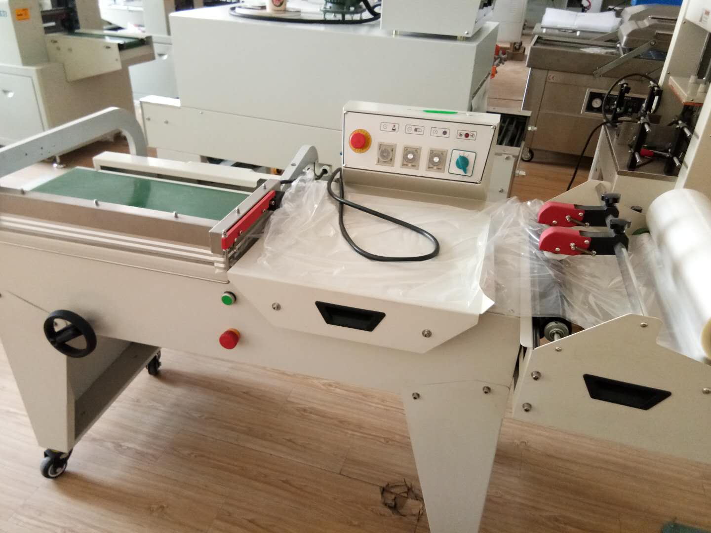 Automatic Electric Tunnel Shrink Packing Machine for Apparel Textiles Food BOPP/Masking Tape Film Packaging Motor Wood/Plastic
