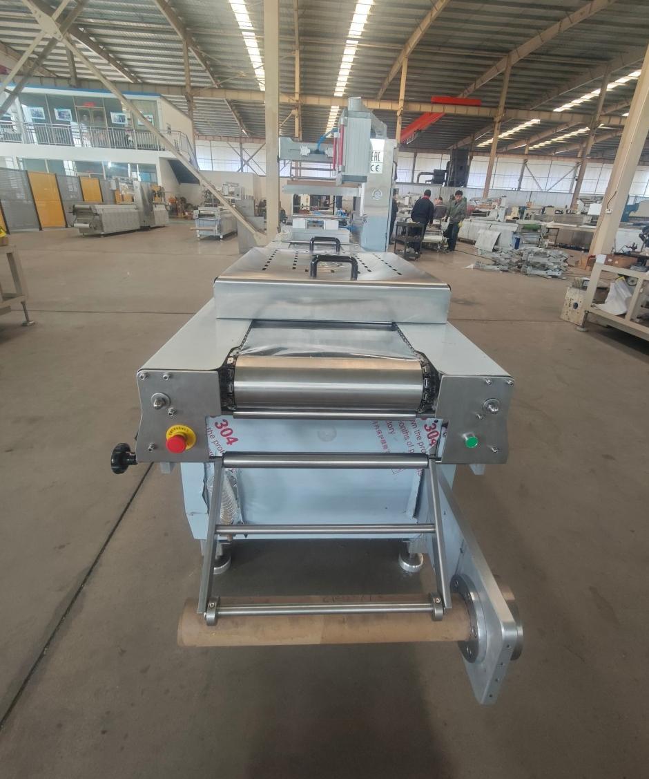 Thermoforming Vacuum Packaging Machine, for Sausages, Fish Products and Pastries; for Factory and Commercial Use.