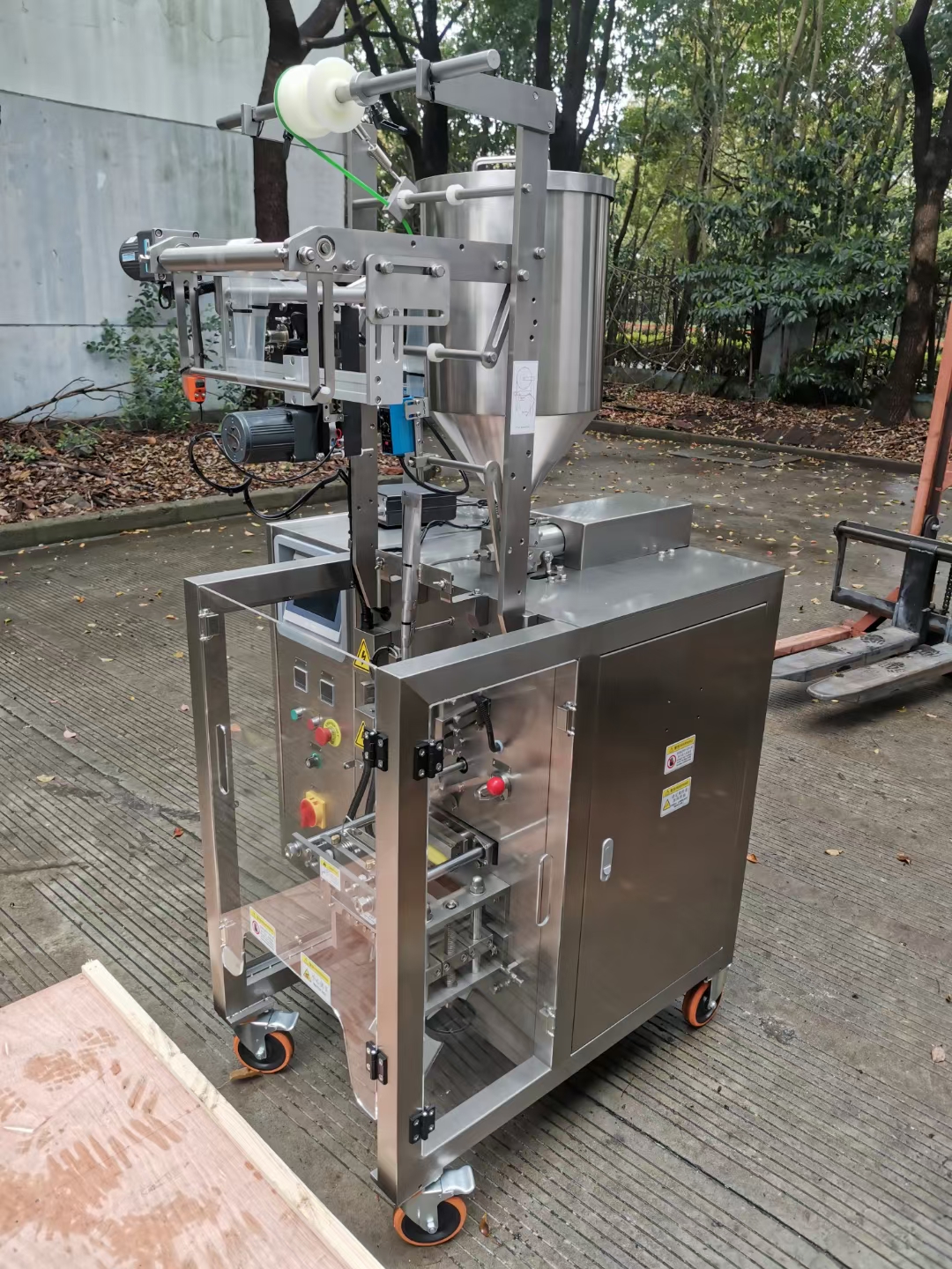 Vertical Form Fill Seal Machine 1-300ml Automatic Liquid Paste Packing Machine for Ketchup Pepper Honey Sauce 60bags/min CE