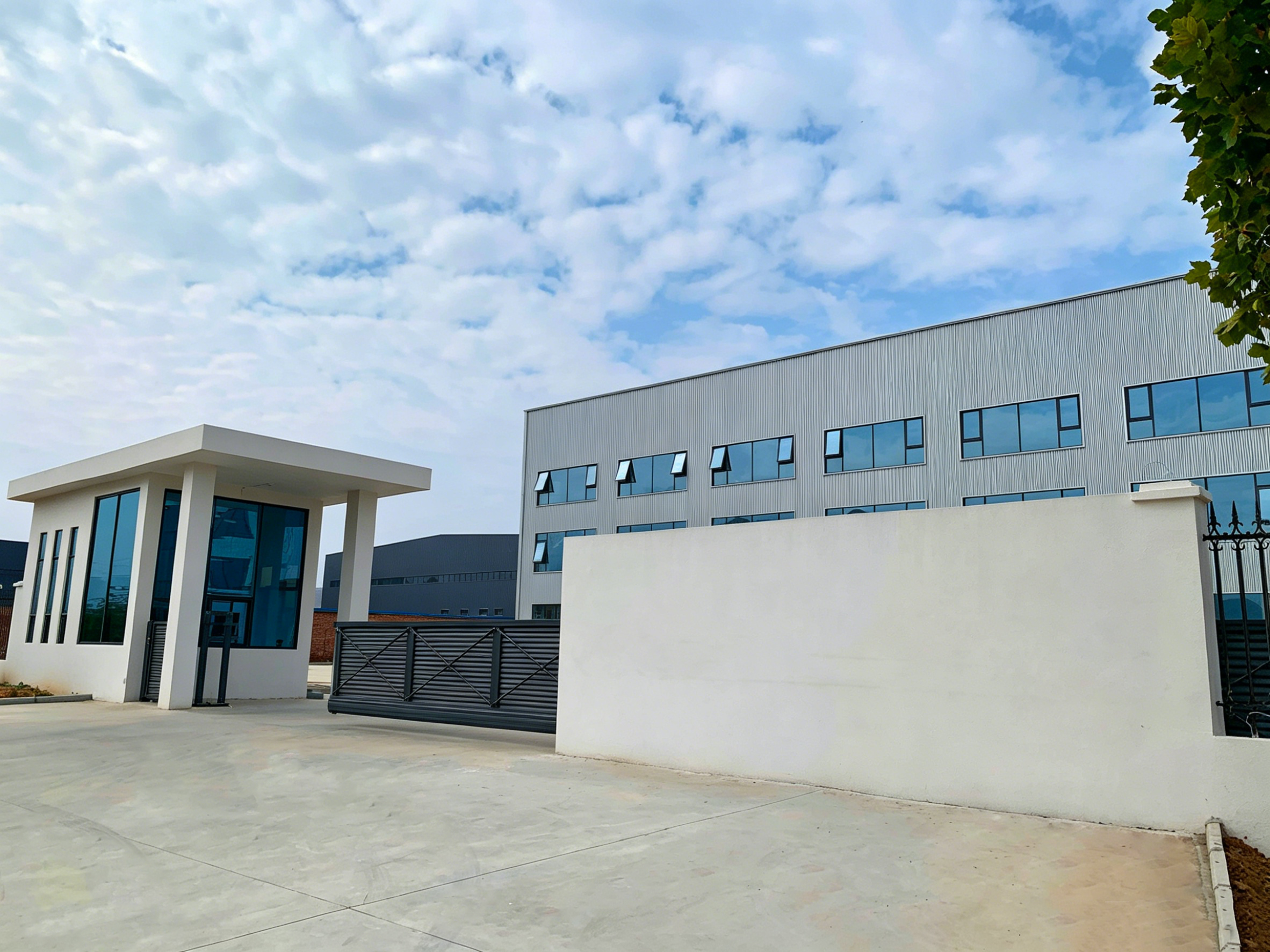 Durable Windproof Prefab Steel Farm Shed for Tractor Parking Hay Storage &amp; Mining Equipment Warehouse
