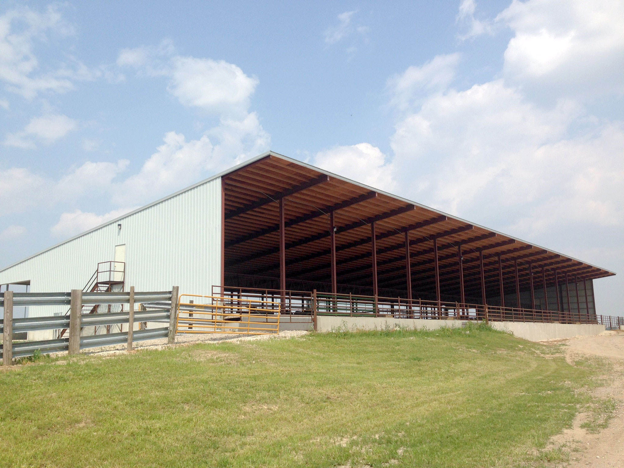 Light Metal Building Materials Kits With Welding &amp; Cutting Services For Prefab Warehouse Shelter Storage Sheds Outdoor Cow Farm