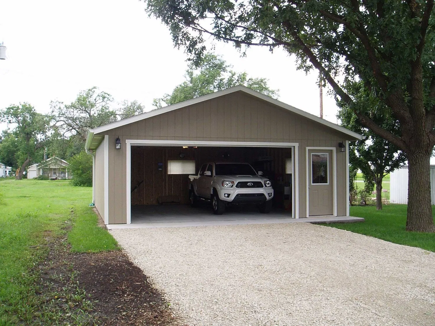 Modern Design Commercial Office Building Prefabricated Warehouse Steel Structure Frame with Sandwich Panel for Carport/Garage Use