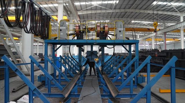 Steel logistics center and distribution warehouse