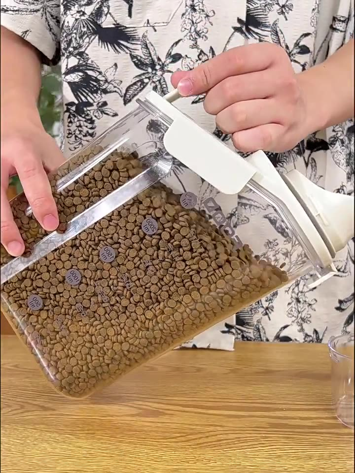 Big Capacity Cat Dog Pet Food Plastic Storage Container with Lid and Handle