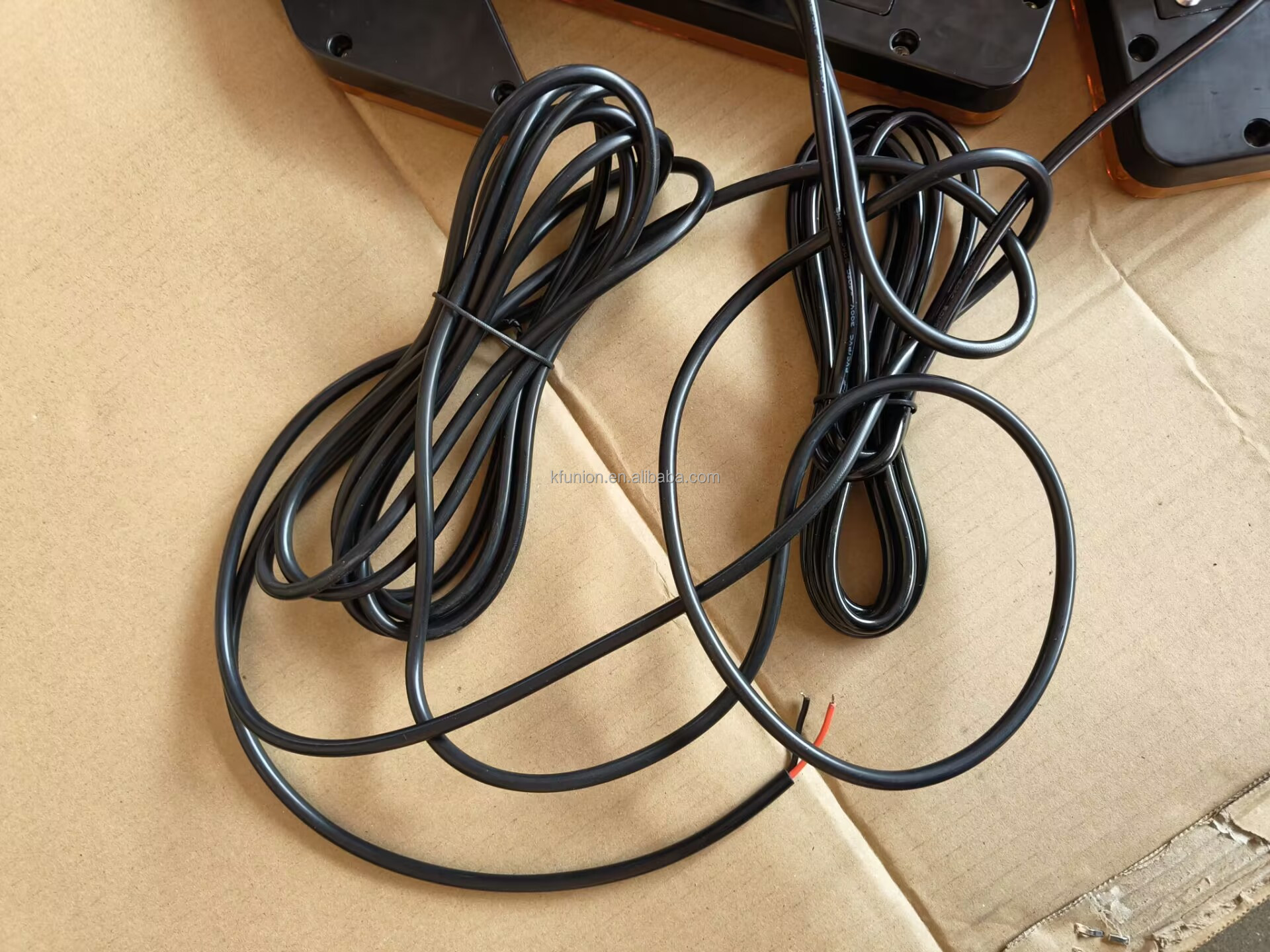 344mm Heavy Duty LED Arrow Warning Light for Truck Operations New Condition Cable Control System