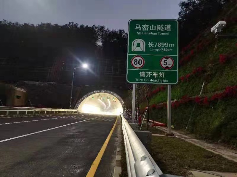 Intelligent AC Powered LED Street Light Smart IoT Sensor Adaptive Dimming IP66 Rated High CRI 80 Road Use Safer Driving Energy