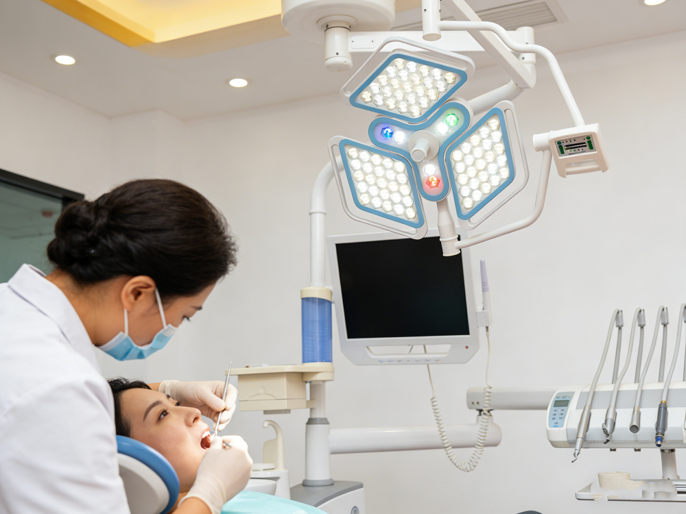 CE Certified Metal LED Operating Room Light with 4 Modes &amp; Electronic Focus Electric Power for Advanced OB/GYN and Neurosurgery