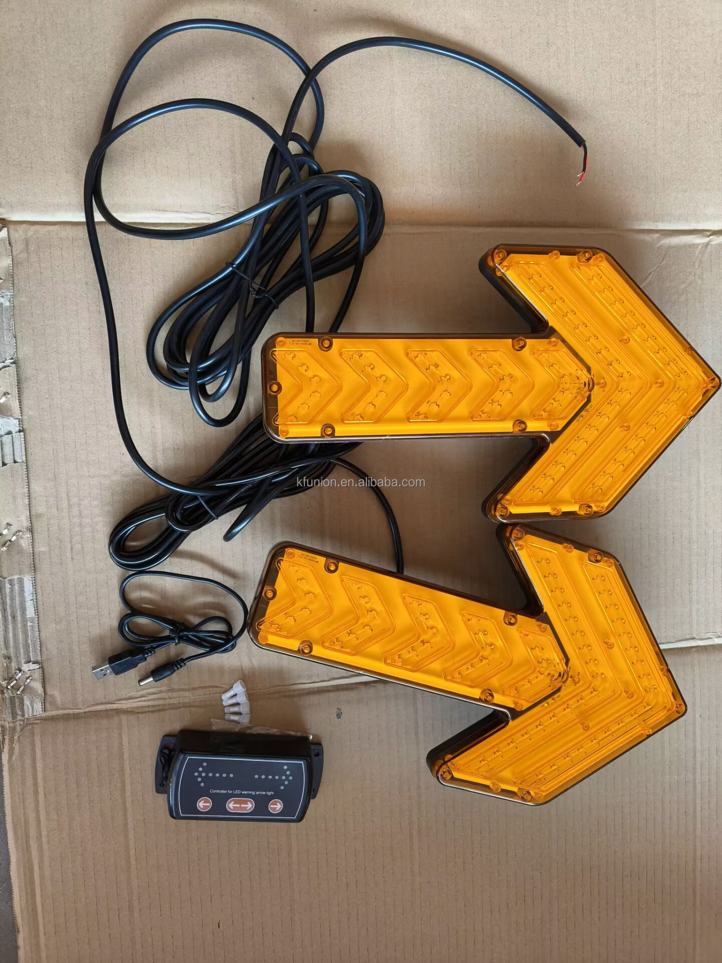 344mm Heavy Duty LED Arrow Warning Light for Truck Operations New Condition Cable Control System