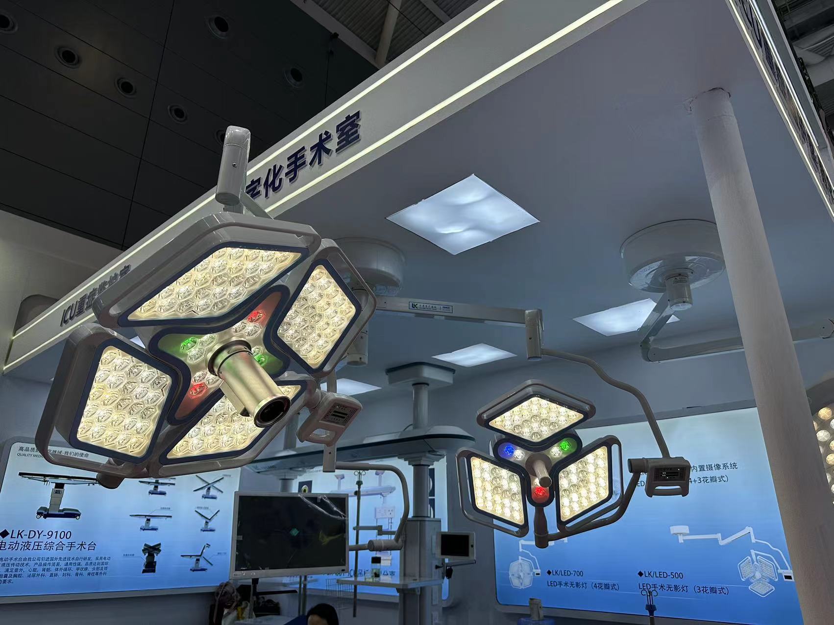 CE Certified Metal LED Operating Room Light with 4 Modes &amp; Electronic Focus Electric Power for Advanced OB/GYN and Neurosurgery