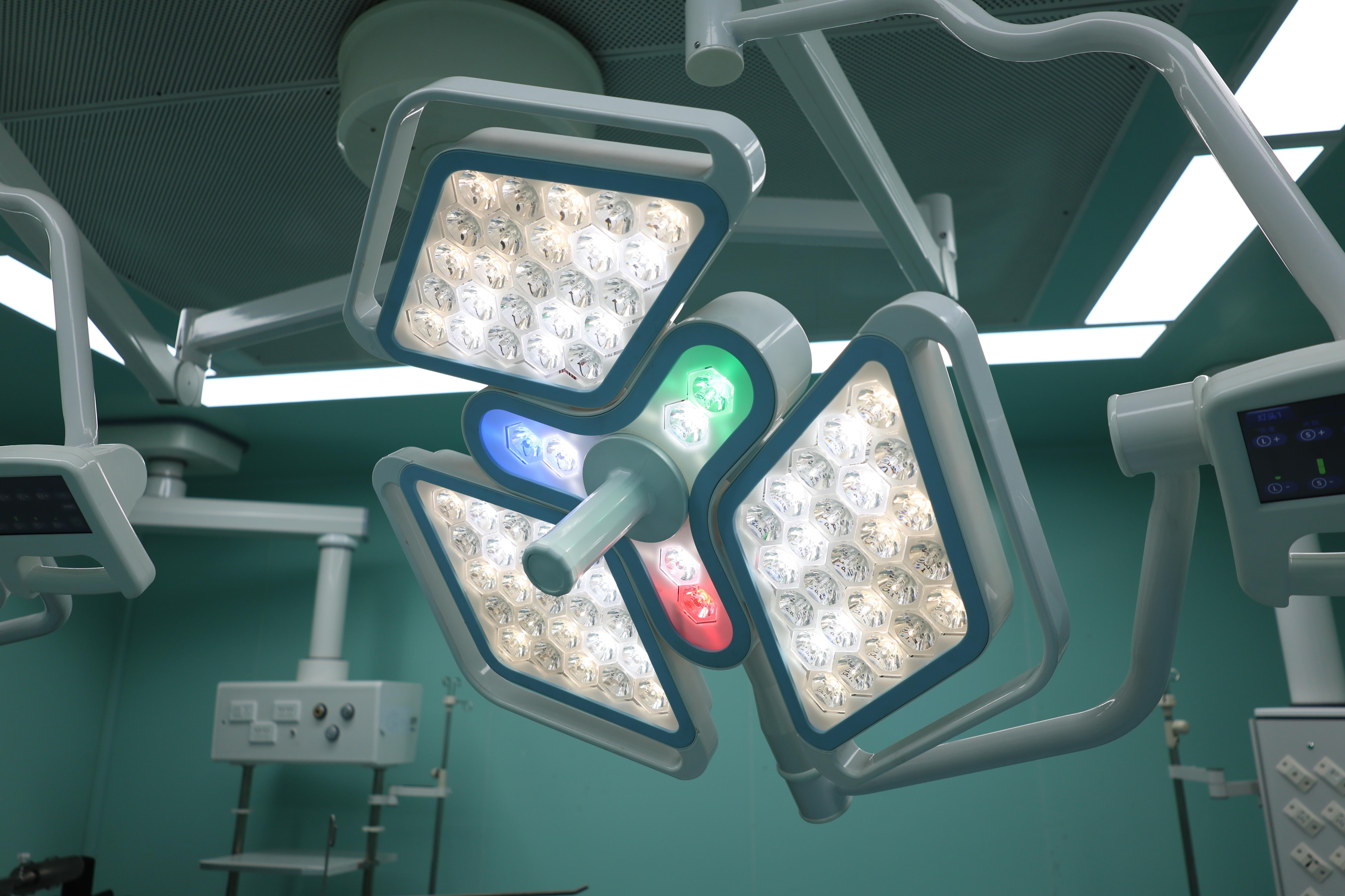 CE Certified Metal LED Operating Room Light with 4 Modes &amp; Electronic Focus Electric Power for Advanced OB/GYN and Neurosurgery