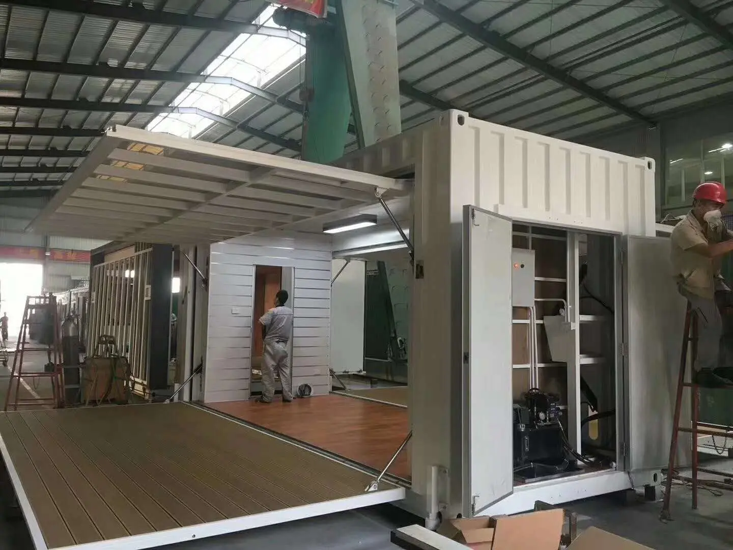 Expandable shipping container shop open state