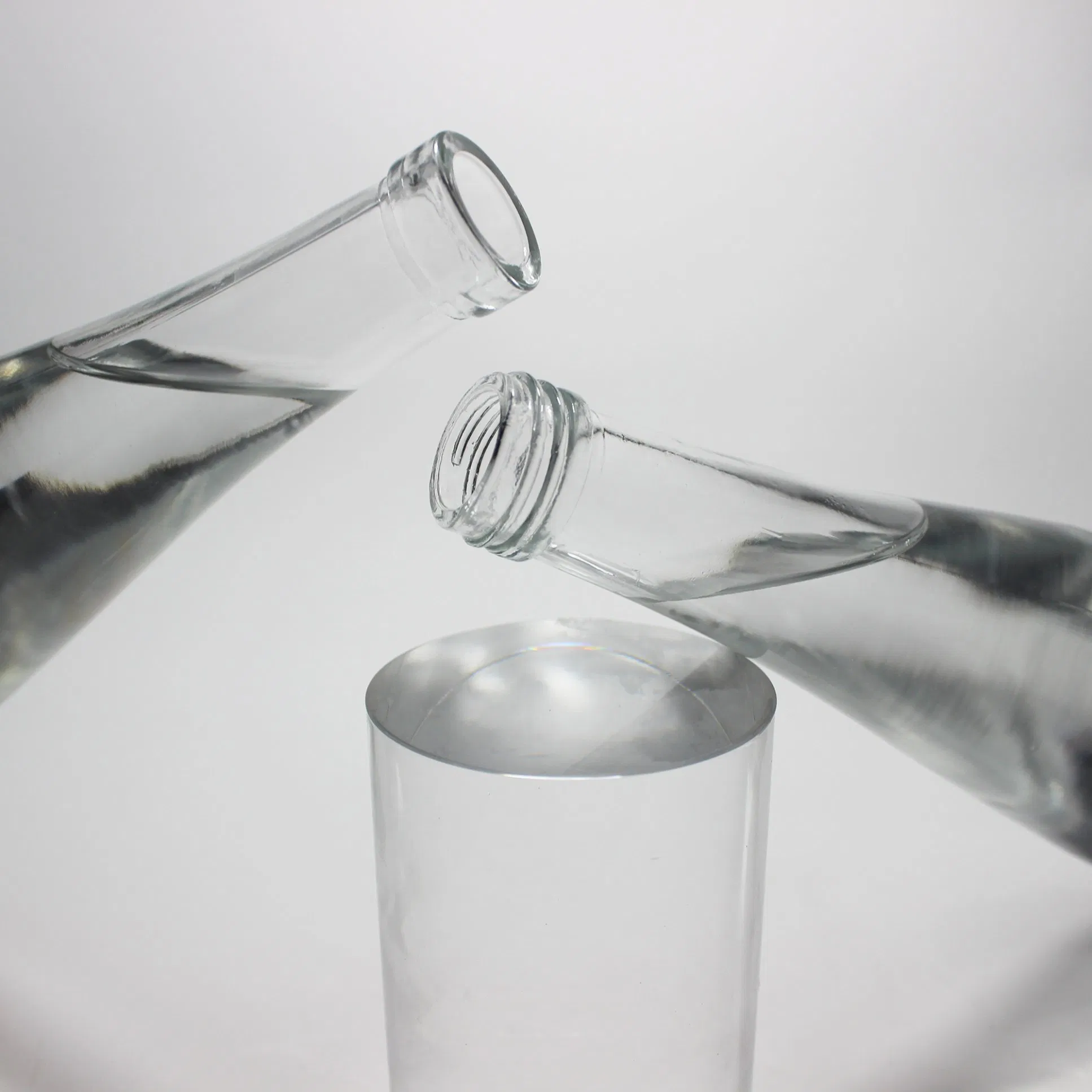 Premium Factory Wholesale 330ml 500ml 750ml Drop Shaped Water Bottle Luxury Liquor Mineral Sparkling Carbonated Beverage Juice Glass Bottle with Screw Cap Cork