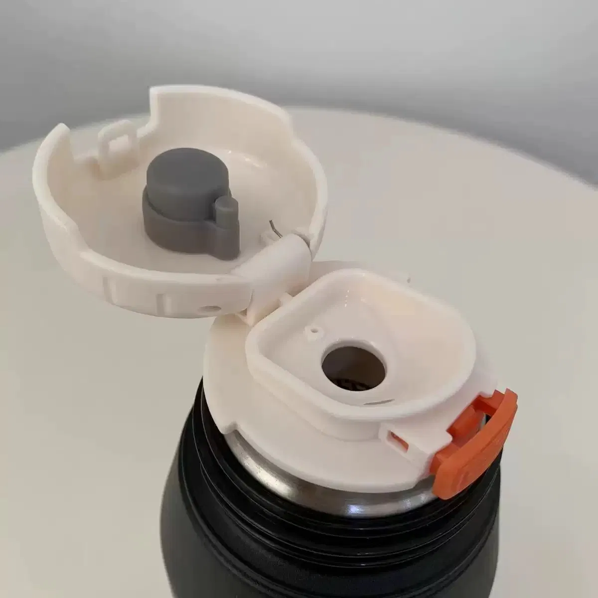 650ml Big Food Grade Stainless Steel Vacuum Sport Thermos Water Bottle Outdoor Travel Flask with Grip Rope