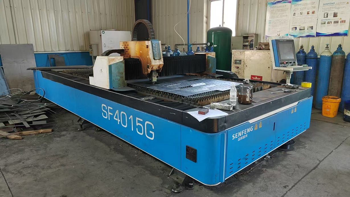 Laser cutting machine