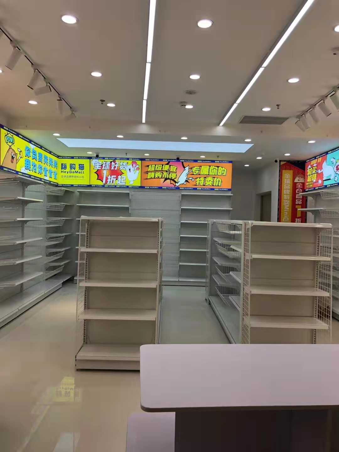 Rack Display Shelves in Large Supermarkets, Daily Necessities Stores, and Supermarkets