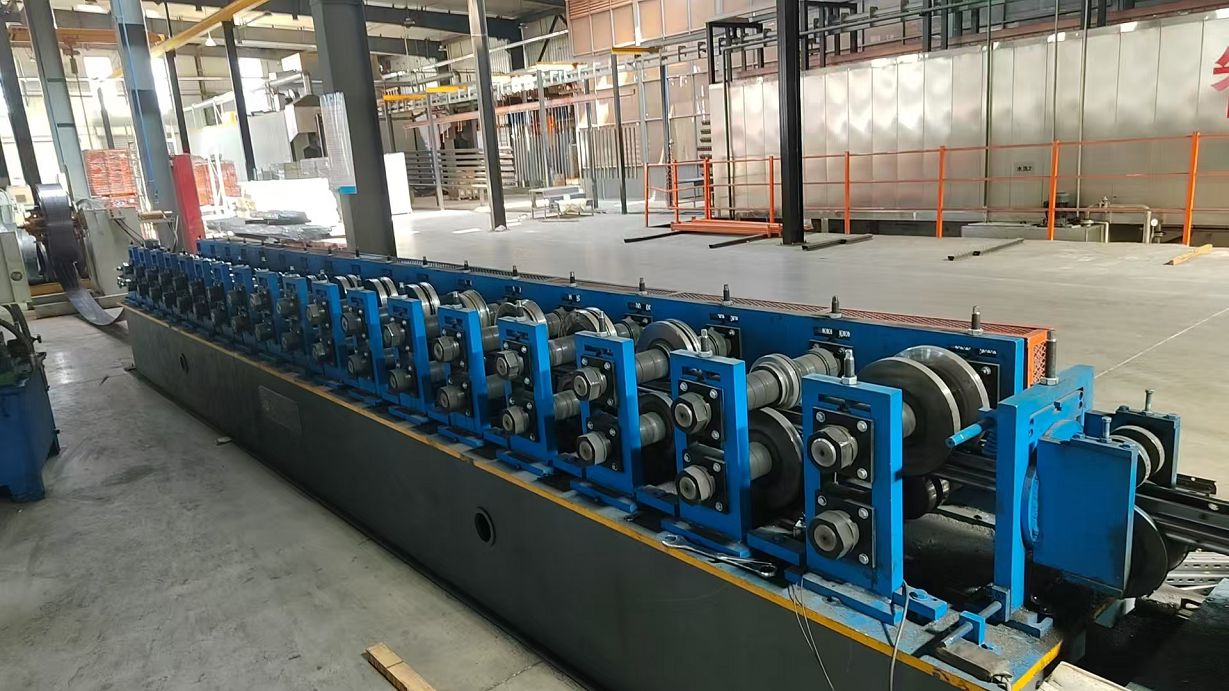 Fully automated profile pressing production line
