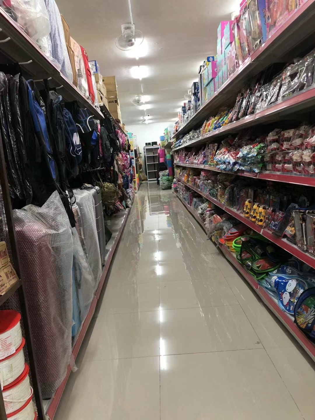 Durable Metallic Gondola Display Shelves for Supermarkets & Malls Light Duty Daily Necessities Shelving