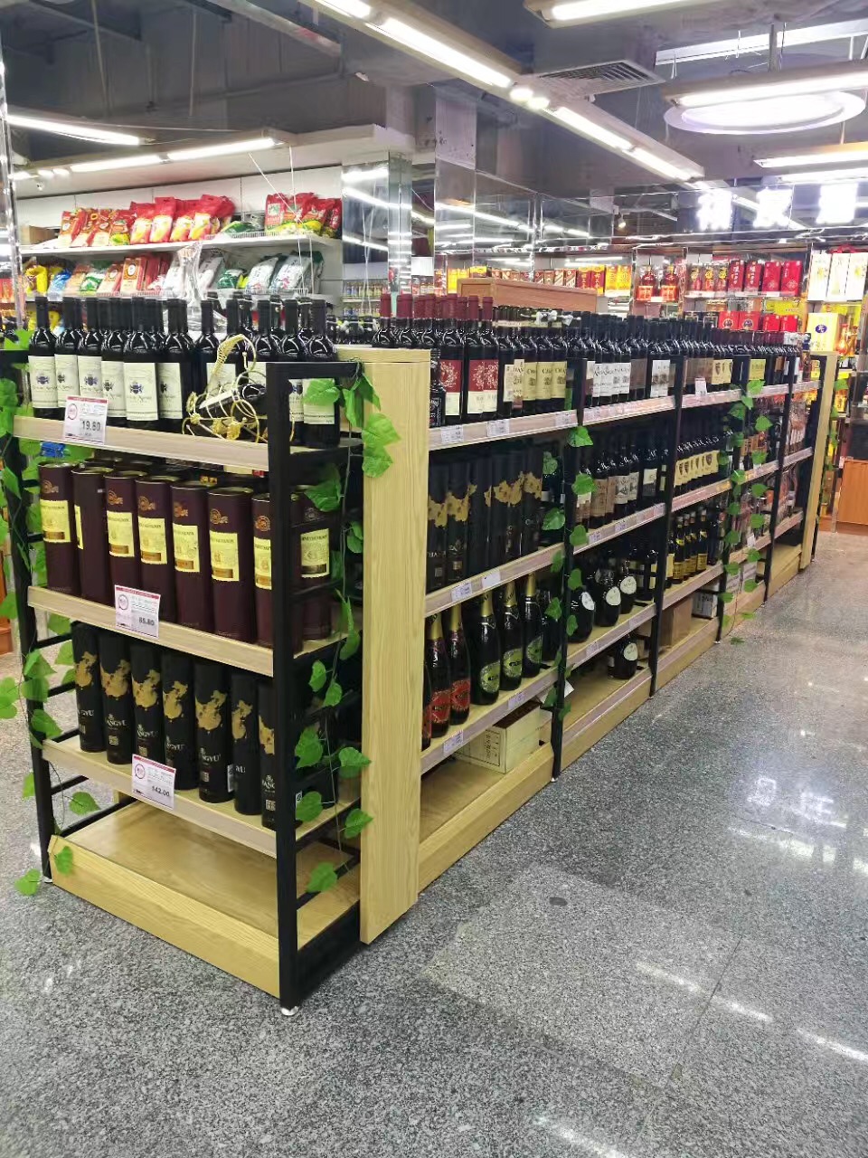 Supermarket Rack Double-Sided Steel and Wood Shelves for Wine Tobacco Display in Hotels and Restaurants