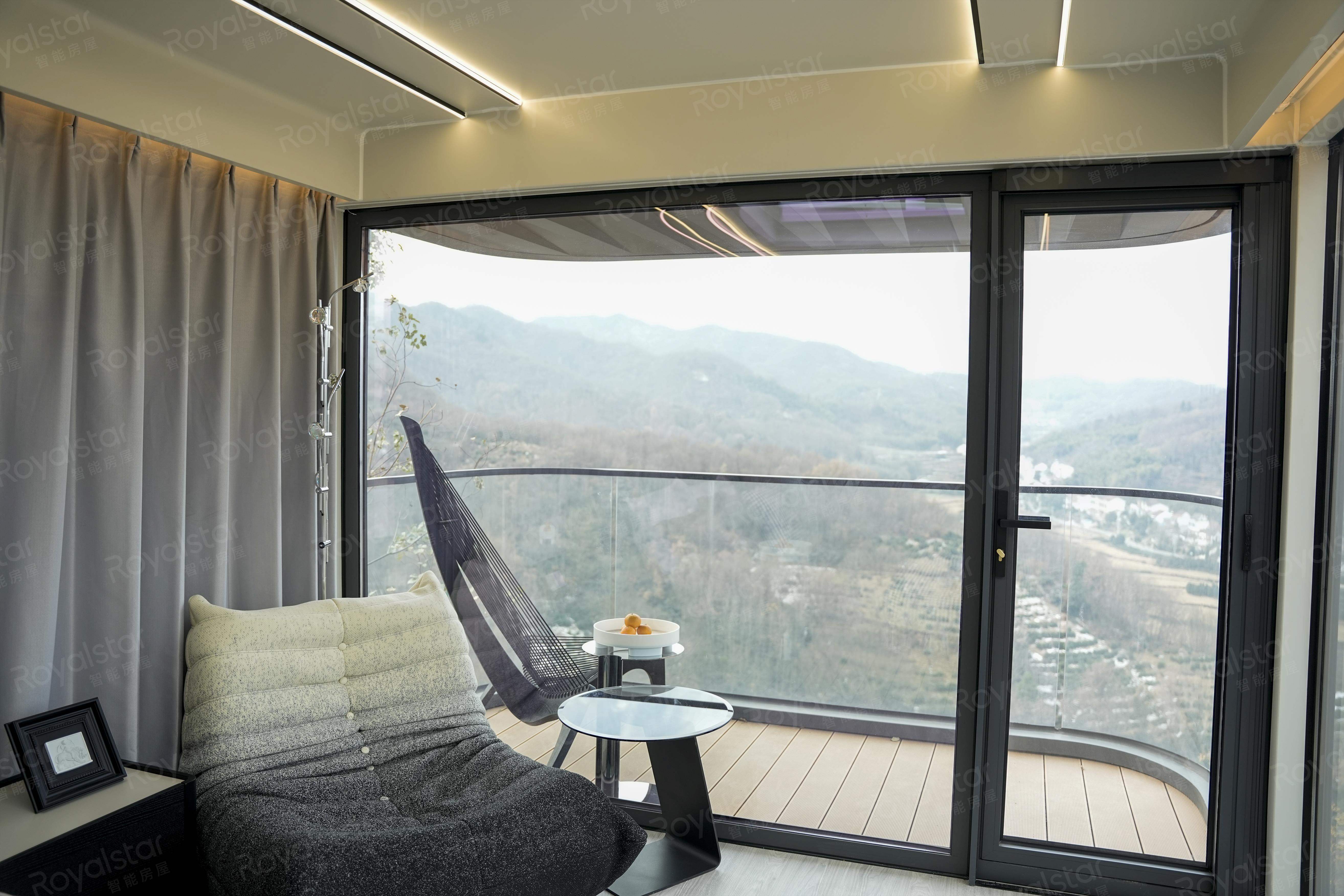 H40 Smart Home Modern Capsule House with Voice Control Solar Powered Prefab Modular Cabin for Warehouse Mall &amp; Park Applications