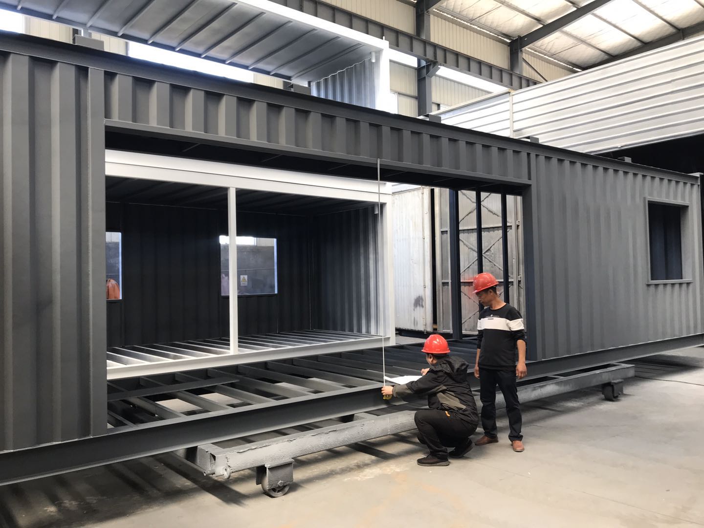 40 Feet Luxury Prefabricated Steel Modified Shipping Container House Two Three Four Bedrooms Foldable Breathable For Hotel Use