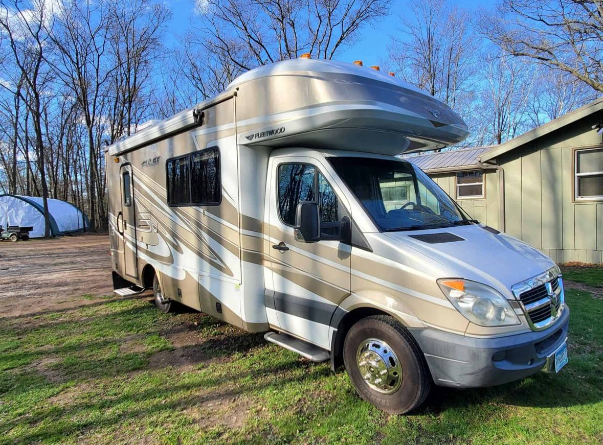 High Quality Luxury RV Motorhome Fully Equipped Camper Van Mobile Home with Kitchen Bathroom Solar System Off Grid Travel RV Pro