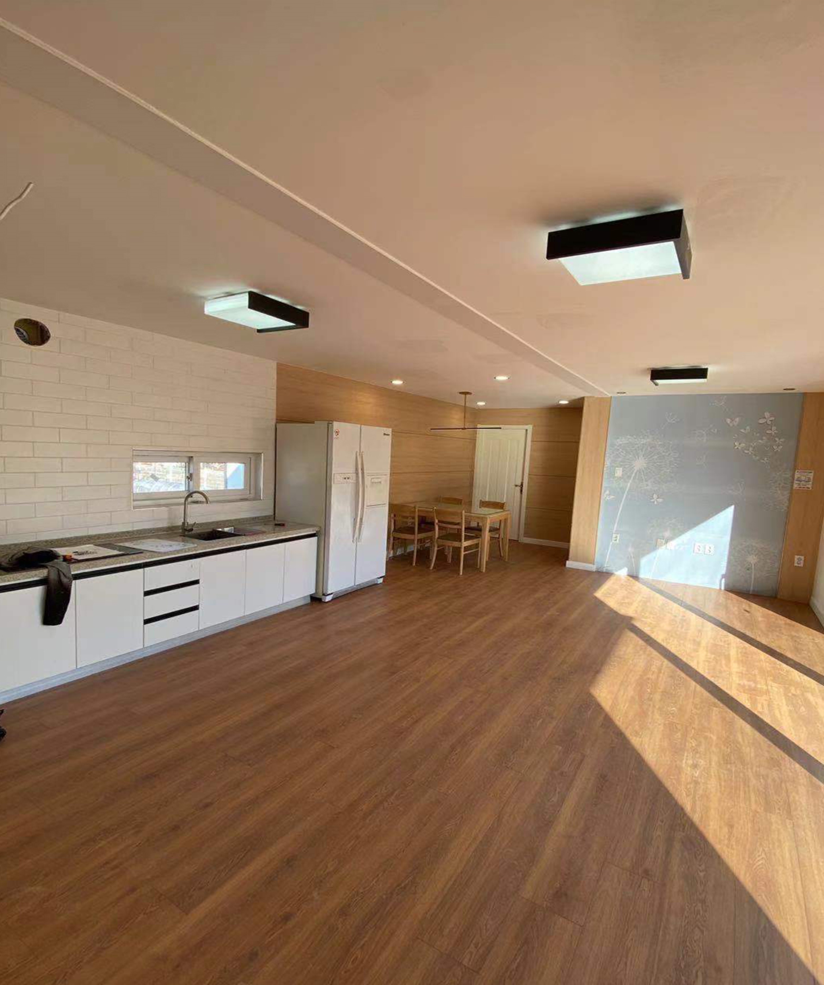 40 Feet Luxury Prefabricated Steel Modified Shipping Container House Two Three Four Bedrooms Foldable Breathable For Hotel Use