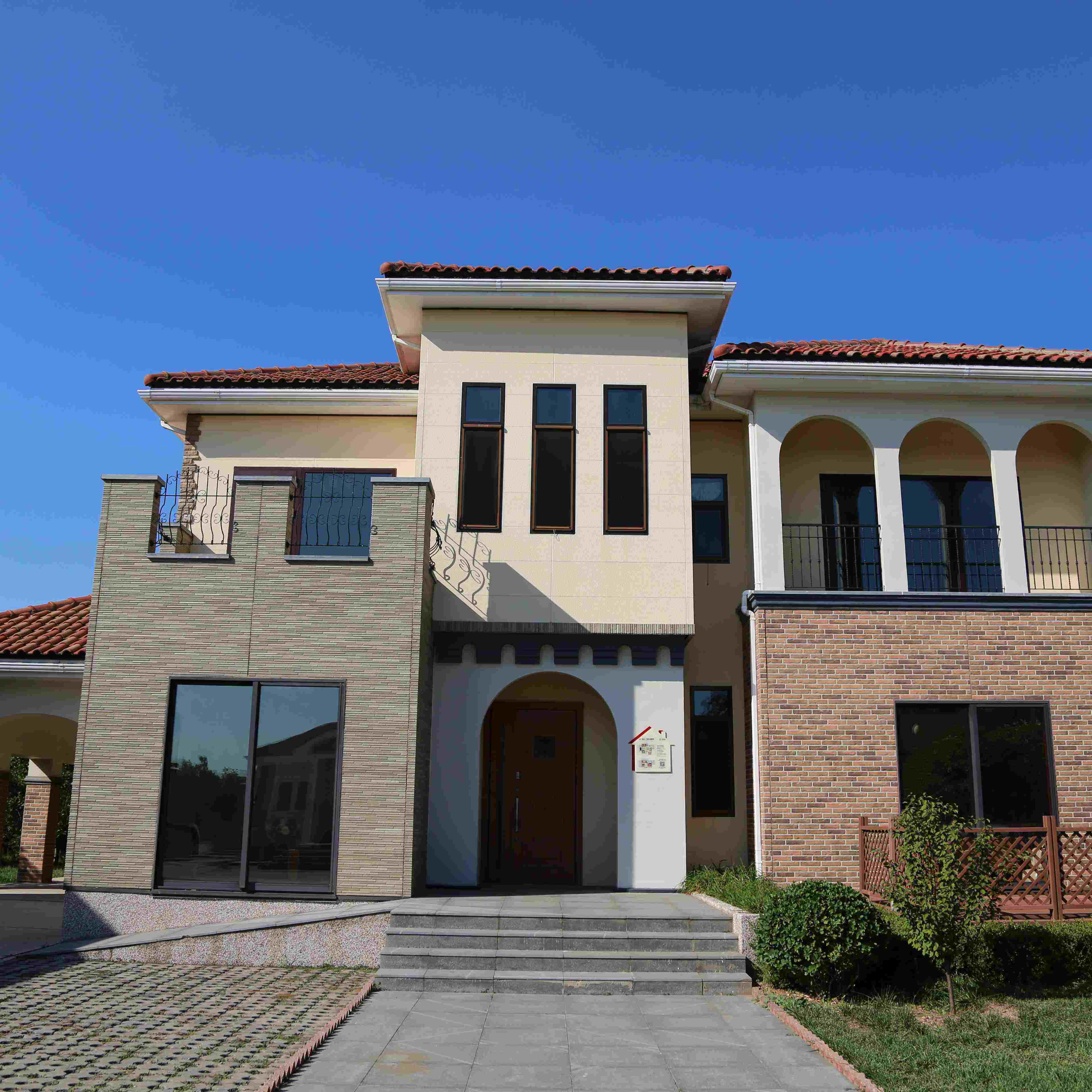 Prefab Houses 4 Bedrooms Luxury Light Steel Prefab House Customized By Manufacturer