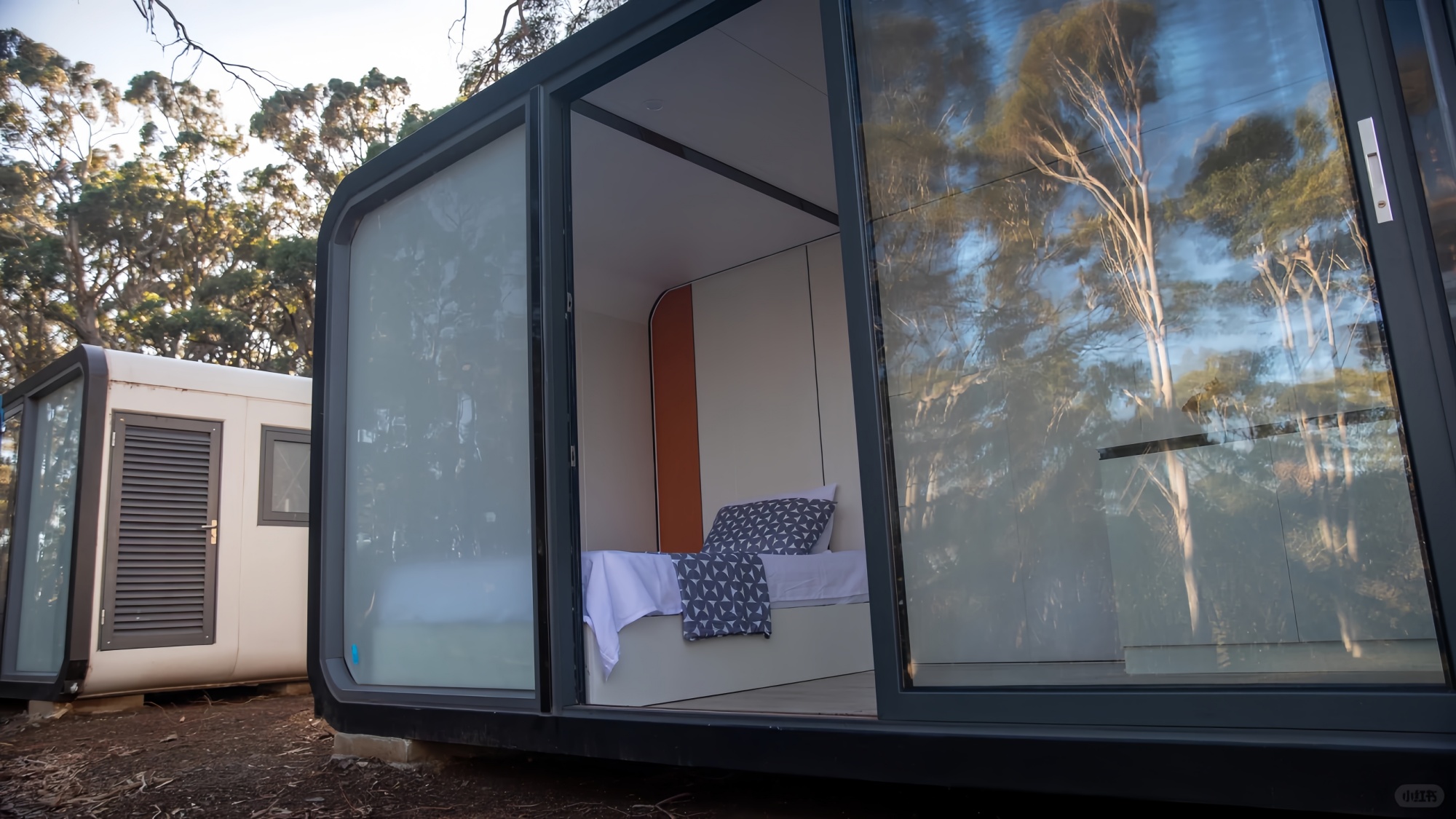 Lightweight Prefabricated Container Tiny Space Capsule Mini House Moveable Pod Homes Office Smart apple Cabin