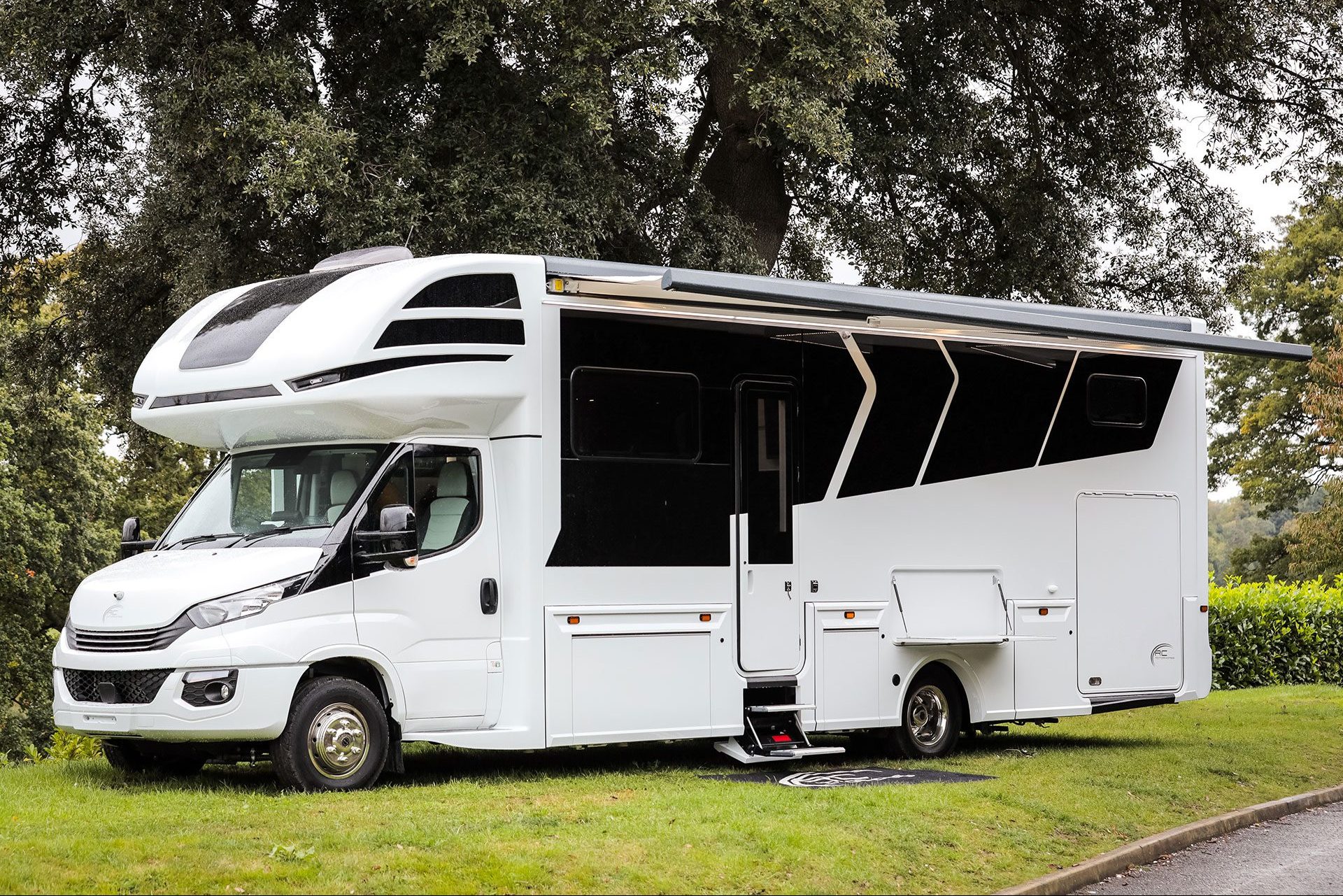High Quality Luxury RV Motorhome Fully Equipped Camper Van Mobile Home with Kitchen Bathroom Solar System Off Grid Travel RV Pro