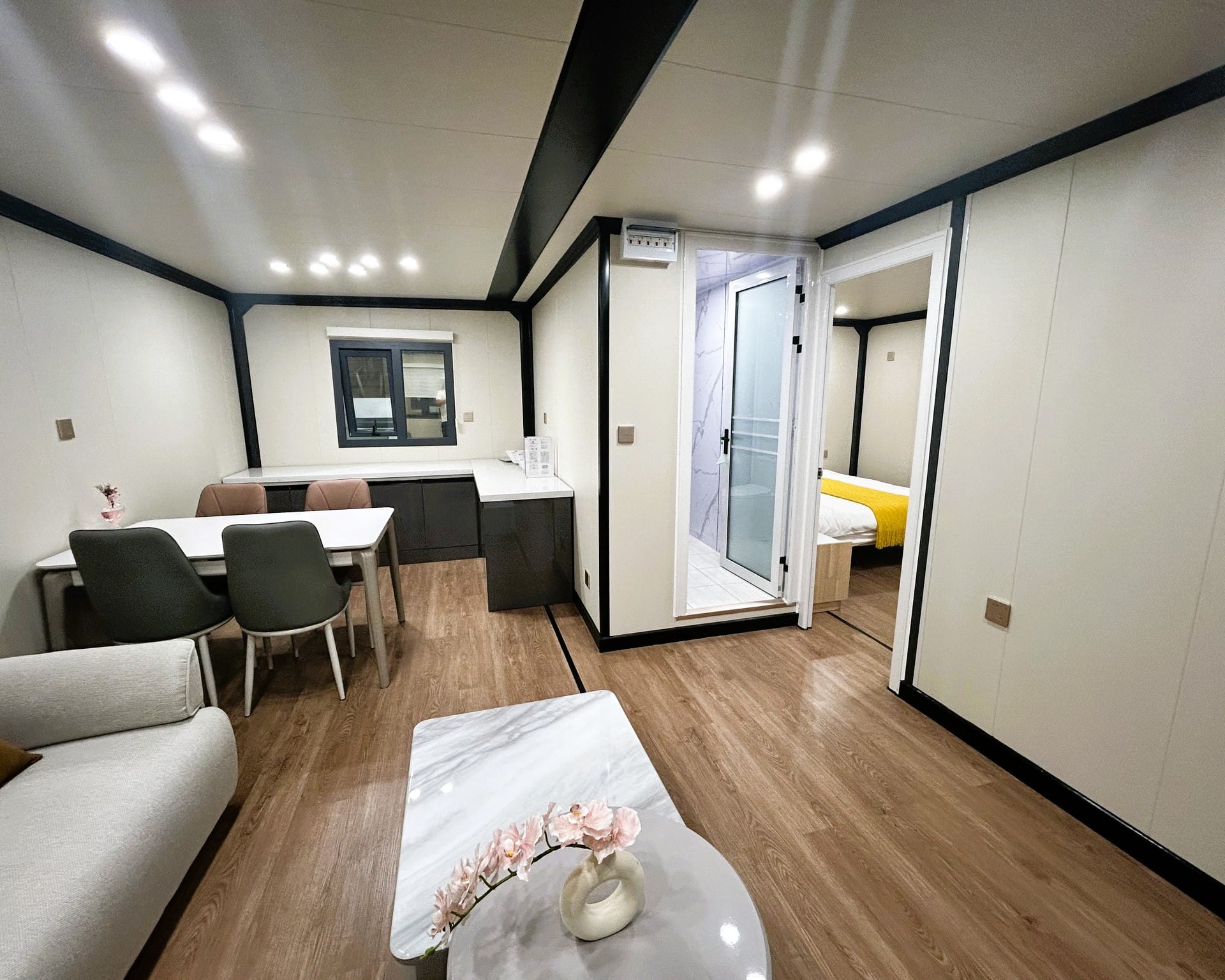 Modern 20ft Expandable Container House Prefabricated Luxury ISO Certified Backyard ADU Prefab Modular Building Hotel House