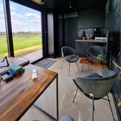 Luxury Eco-Friendly Customizable Prefabricated Container House 5 Years Factory Warranty Mobile Steel Structure Sandwich Hotel