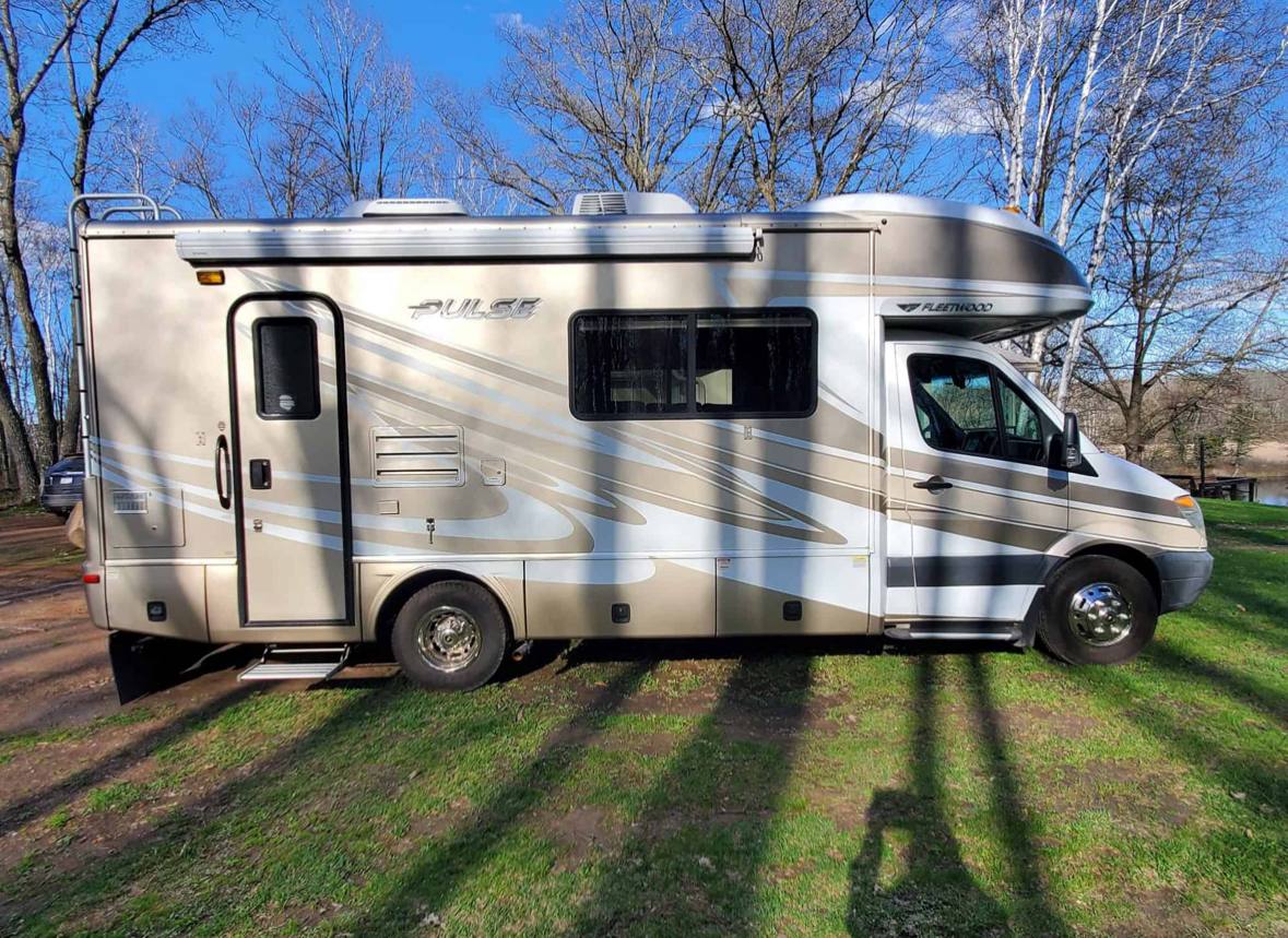 High Quality Luxury RV Motorhome Fully Equipped Camper Van Mobile Home with Kitchen Bathroom Solar System Off Grid Travel RV Pro