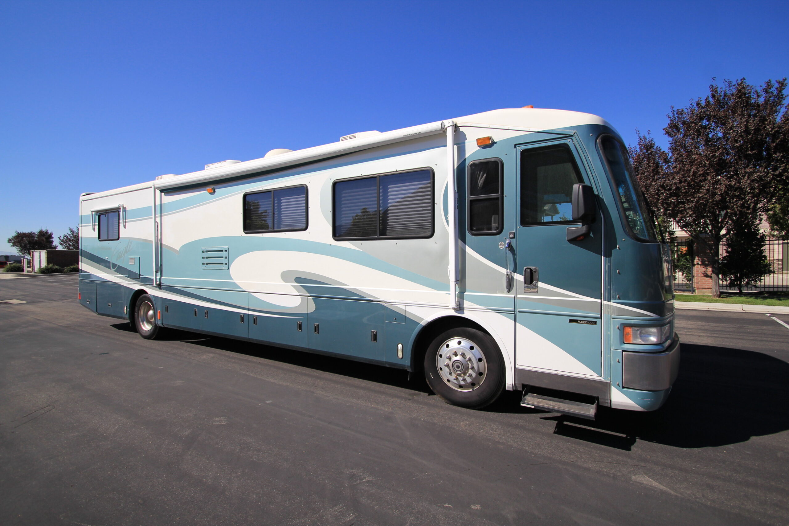 High Quality Luxury RV Motorhome Fully Equipped Camper Van Mobile Home with Kitchen Bathroom Solar System Off Grid Travel RV Pro