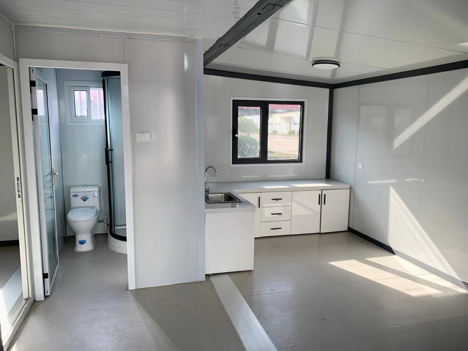 Modern 20ft Expandable Container House Prefabricated Luxury ISO Certified Backyard ADU Prefab Modular Building Hotel House
