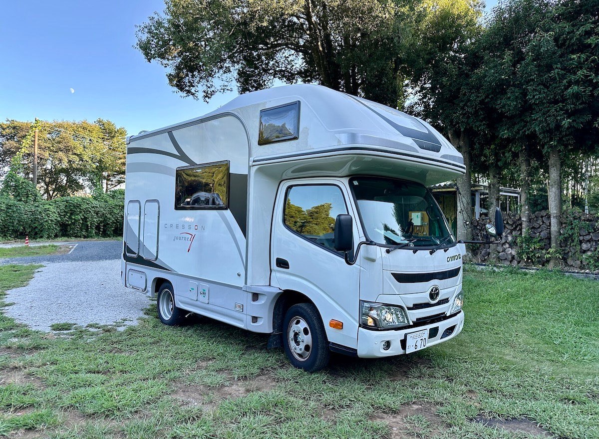 High Quality Luxury RV Motorhome Fully Equipped Camper Van Mobile Home with Kitchen Bathroom Solar System Off Grid Travel RV Pro