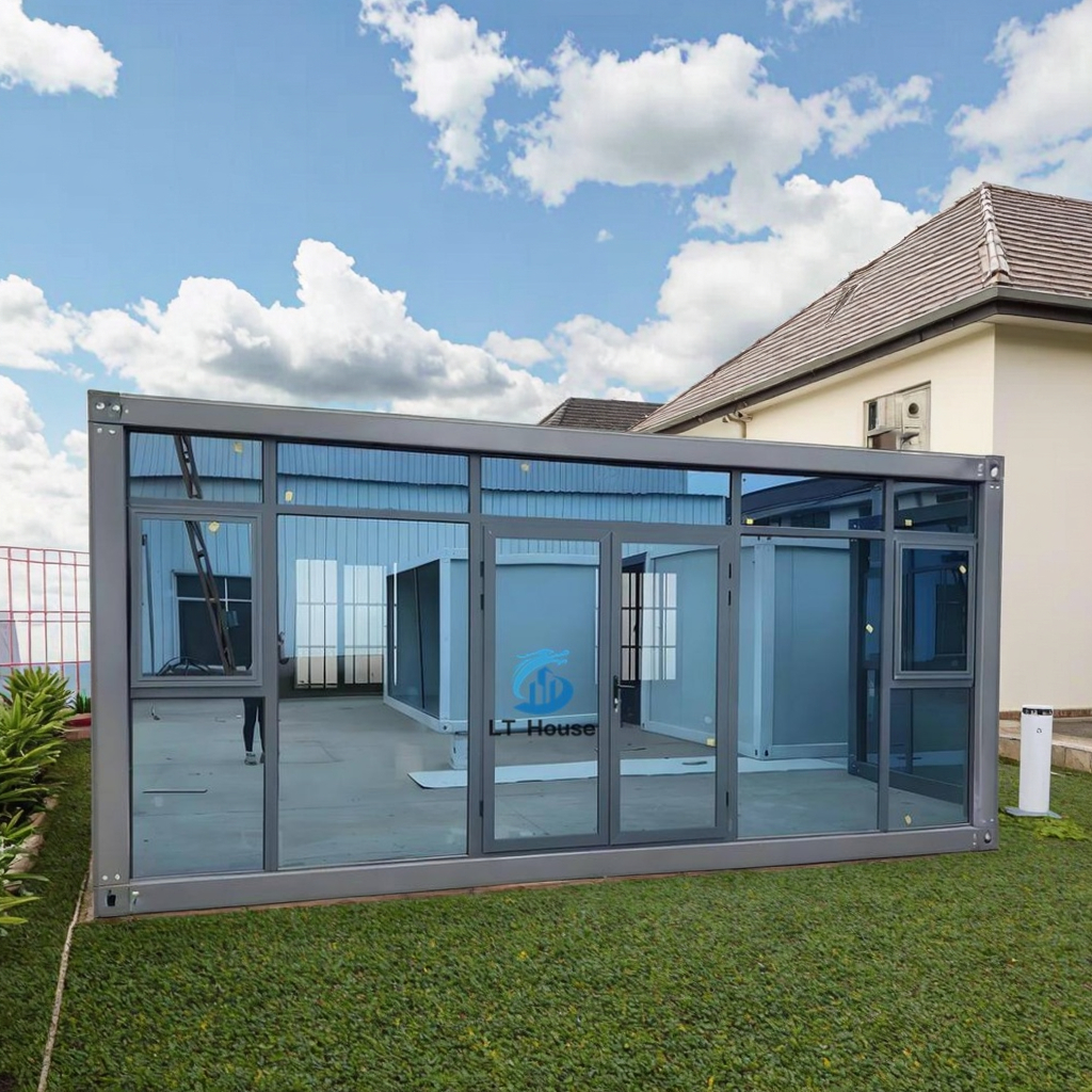 20FT Luxury Premium Turnkey Modular Smart Cool Farmhouse Design Container House Sandwich Panel Kitchen Mall Use More 5 Years